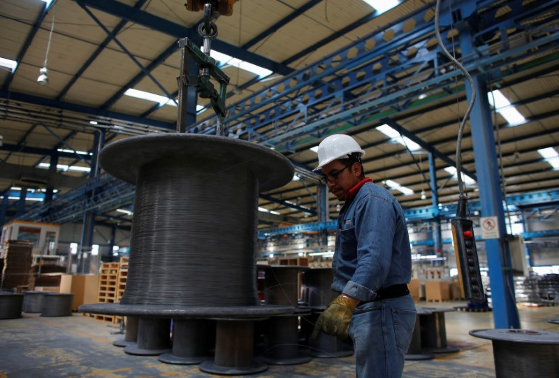 Un trabajador de una fábrica de alambre de acero inoxidable en Tlaxcala (Foto: Reuters)