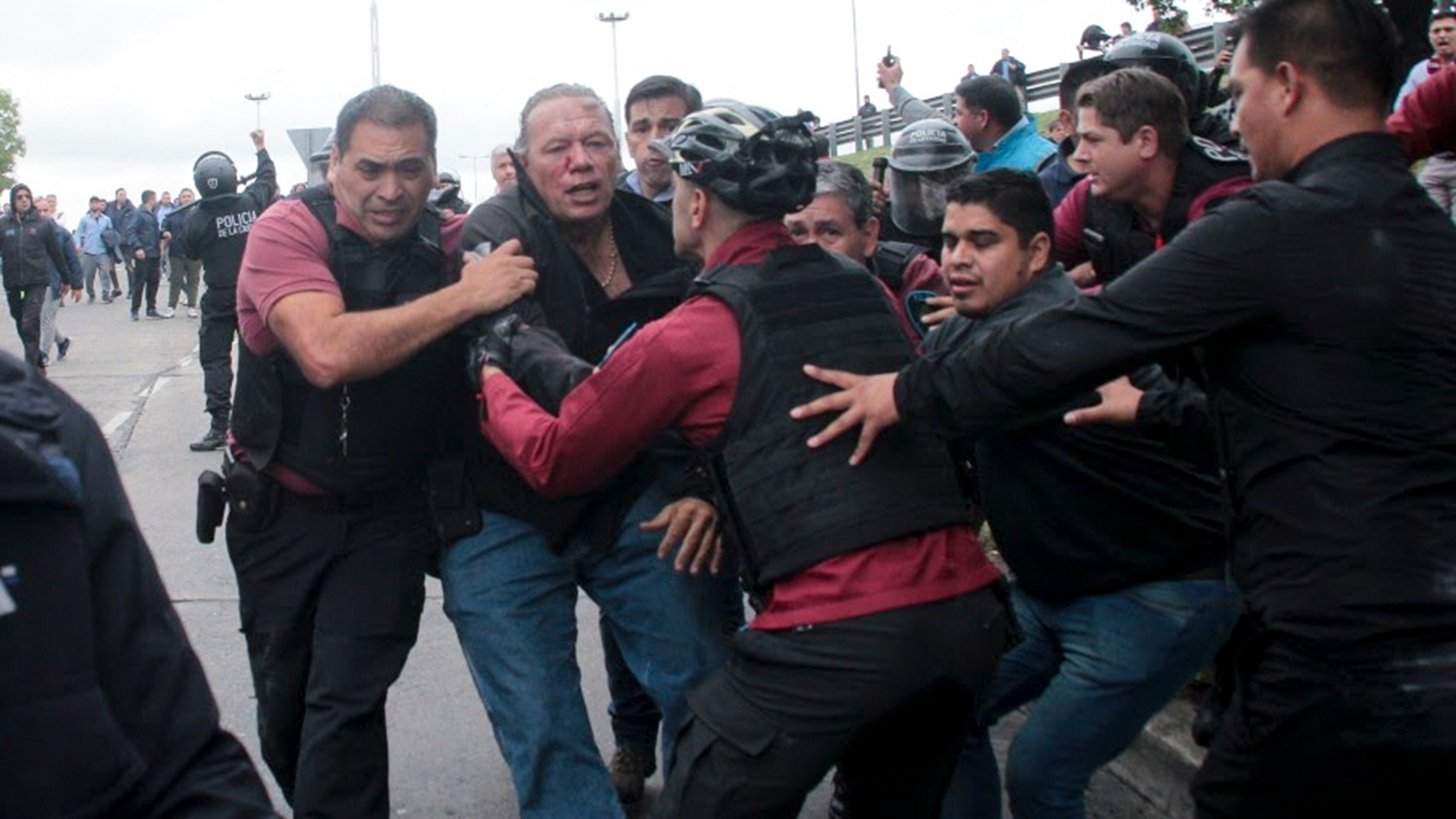 Sergio Berni fue agredido por los compañeros de trabajo del chofer asesinado en La Matanza (AP Foto/Andrés Pelozo)