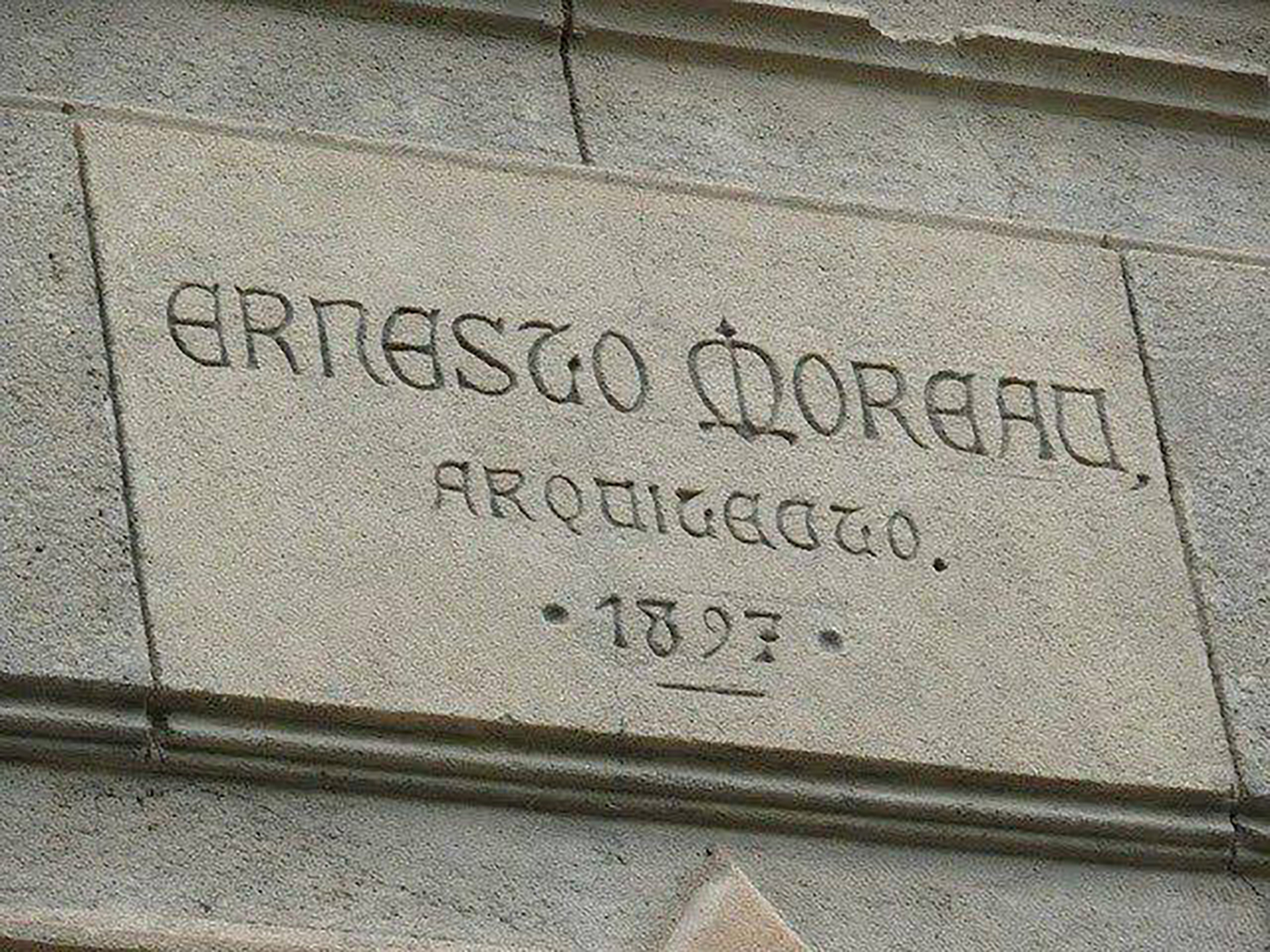 La fecha de construcción y la firma del arquitecto Ernesto Moreau, un experto en el estilo gótico