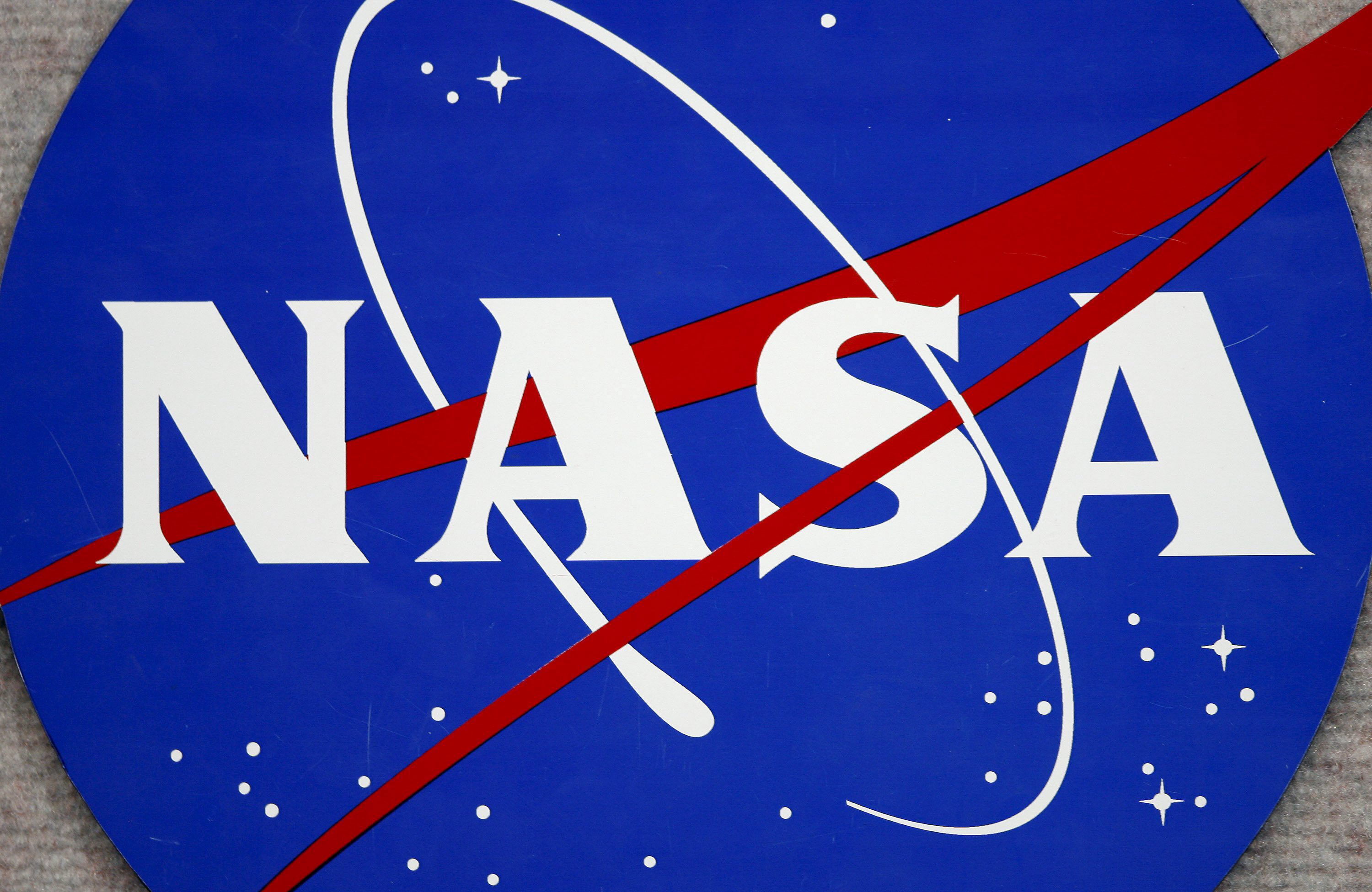 Imagen del logo de la NASA en el Centro Espacial Johnson en Houston (EE.UU.), en una fotografía de archivo. EFE/AARON M. SPRECHER
