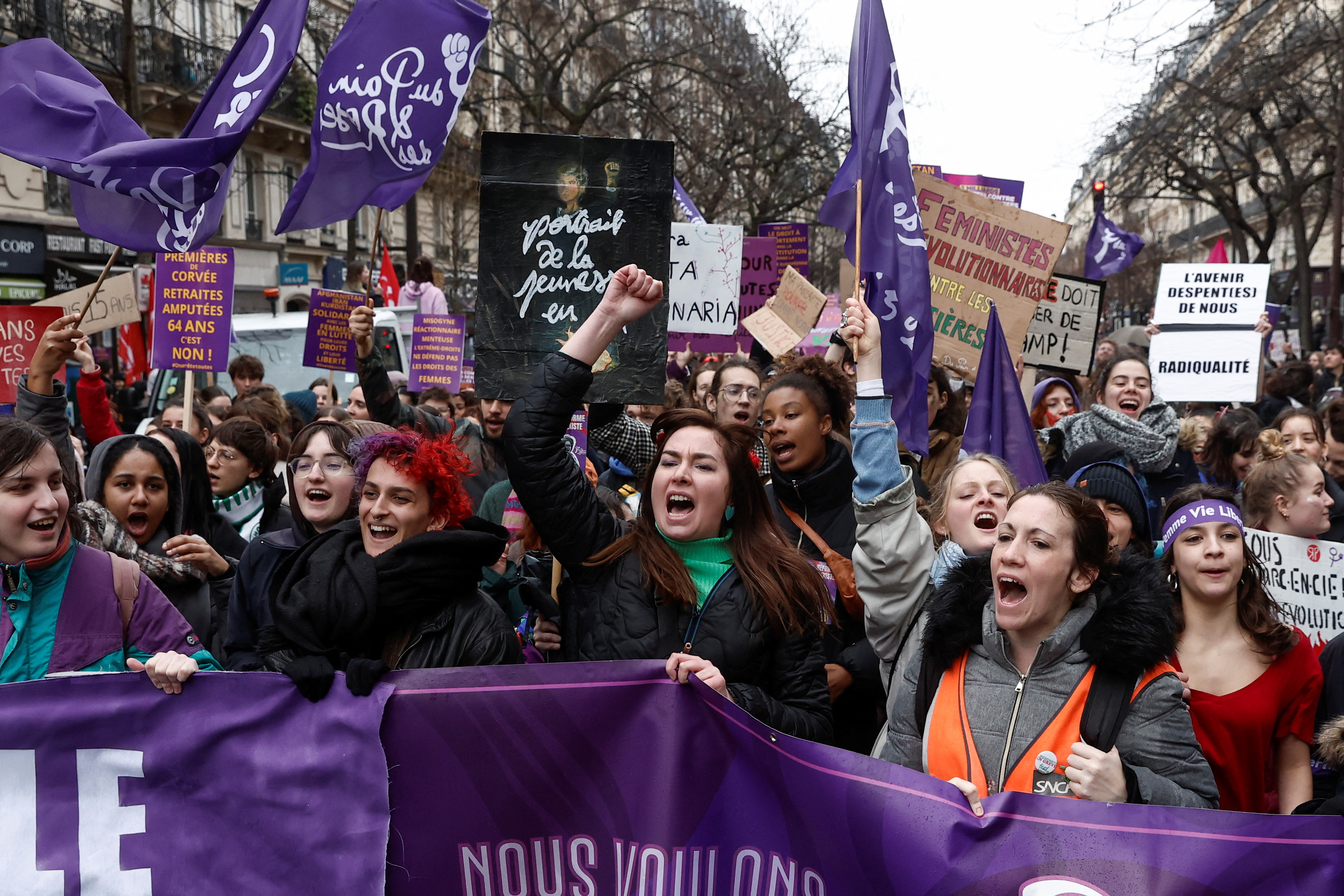 La gente participa en una marcha para conmemorar el Día Internacional de la Mujer en París, Francia, el 8 de marzo de 2023. REUTERS/Benoit Tessier
