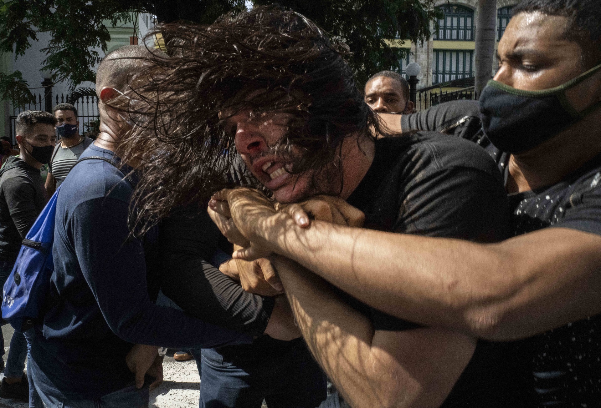 Policías de civil detienen a un manifestante antigubernamental durante una protesta en La Habana, Cuba, el domingo 11 de julio de 2021 (AP Photo/Ramon Espinosa)