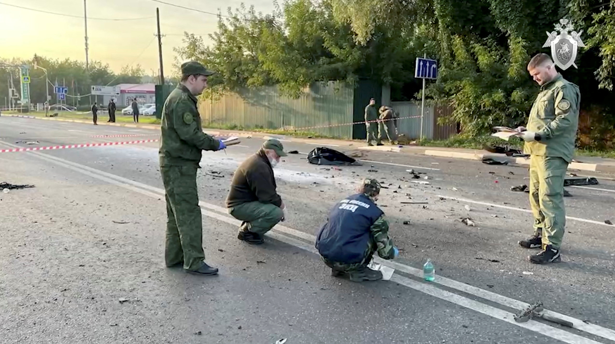 Investigadores trabajan en el lugar del atentado, en la región de Moscú (via Reuters)