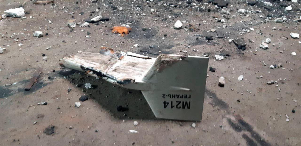 Partes de un drone iraní tipo "kamikaze", que no explotó tras ser derribado por las fuerzas ucranianas (fotos: fuerzas armadas de Ucrania, via Reuters)