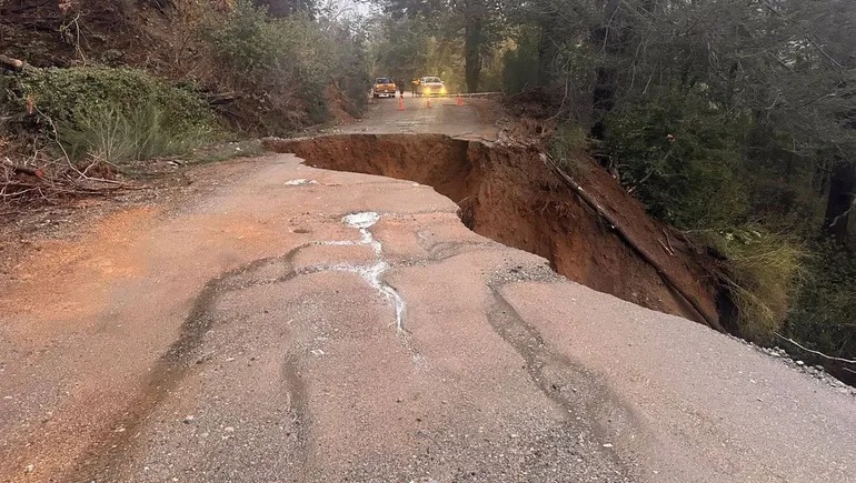 Chubut: se derrumb&oacute; parte de una ruta por un aluvi&oacute;n de tierra cerca de la cordillera de los Andes