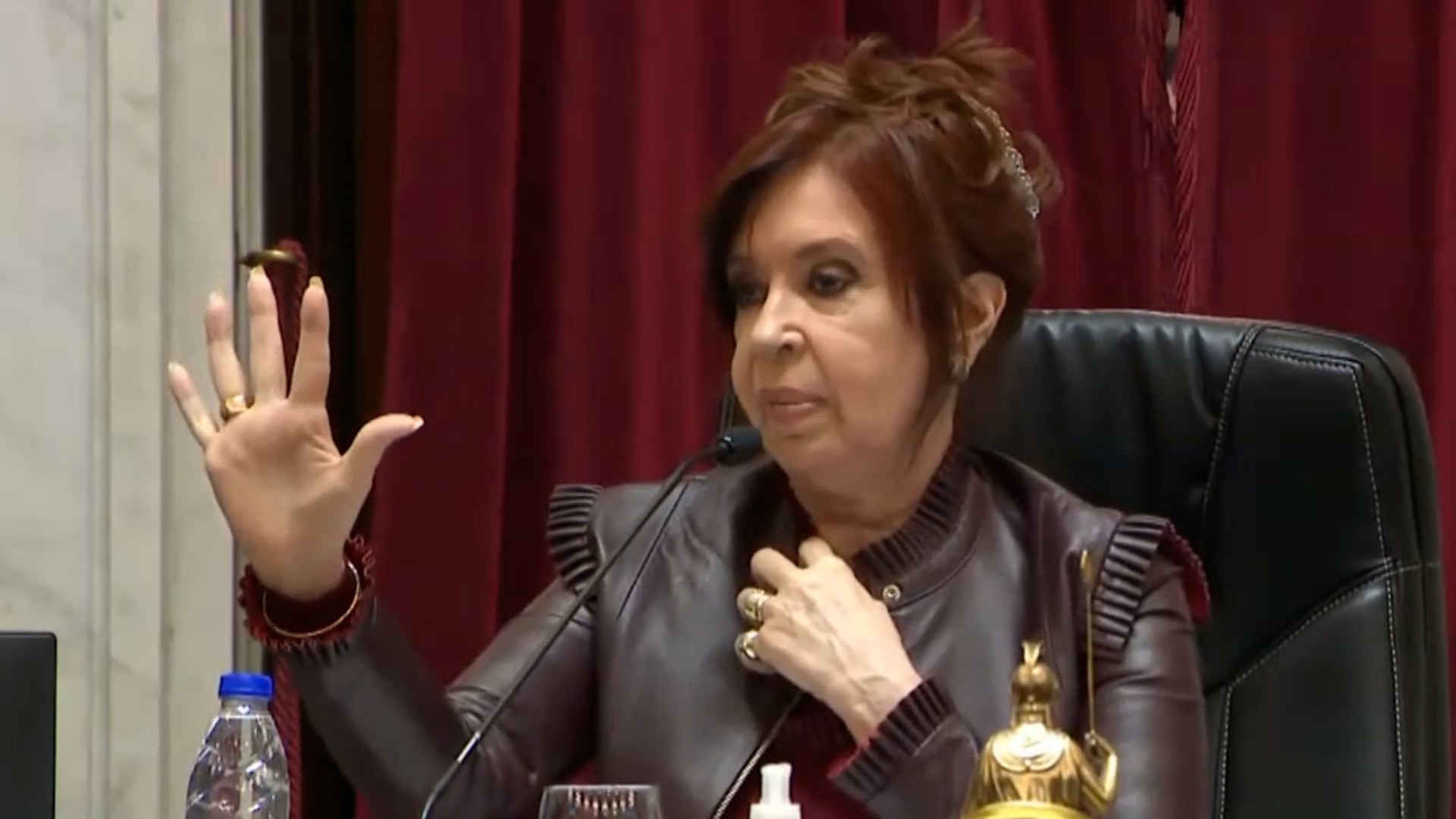 Sesión caliente en el Senado: Cristina Kirchner se cruzó con Luis Naidenoff y mandó a sentar a un legislador oficialista