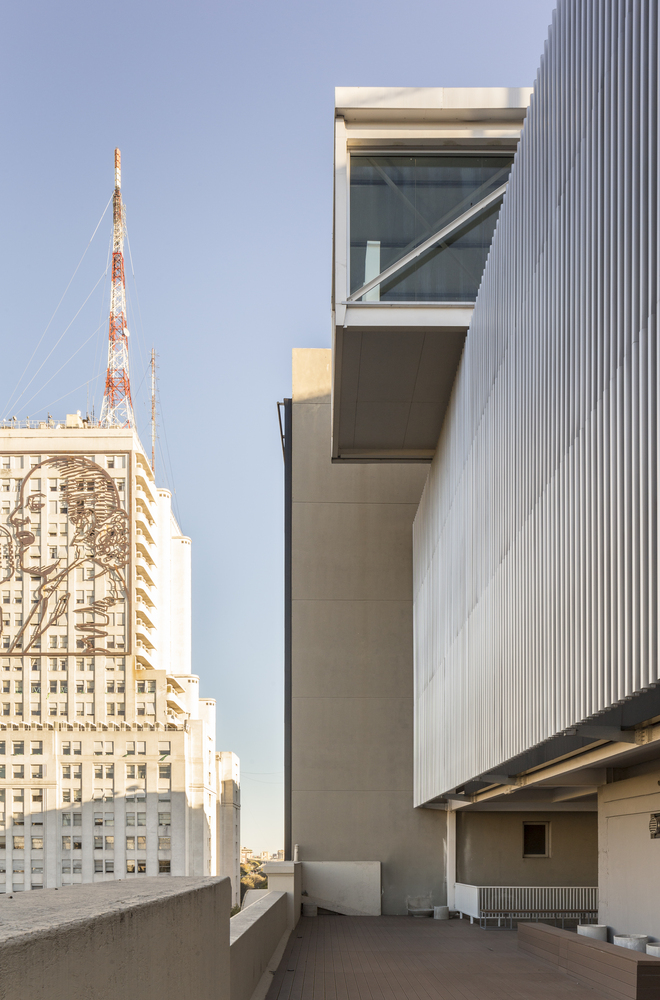 "Tanto en el interior como en el exterior, se mantiene la estructura general característica del edificio catalogado en todos sus aspectos, preservando y restaurando la fachada de frente, el núcleo principal y sus componentes, y construyendo un nuevo núcleo circulatorio que funciona como escalera de incendios y módulo de ascensores" (Arch Daily/Fernando Schapochnik)