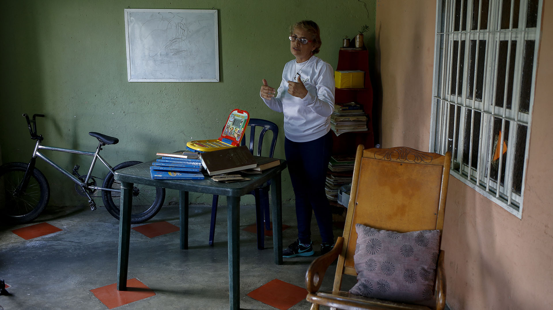 Nuris Marbella Lorenzo, una maestra de 53 años, gesticula en un aula improvisada en su casa de Montalbán, estado de Carabobo, Venezuela, el 9 de julio de 2022. (Foto de Pedro Rances Mattey / AFP)