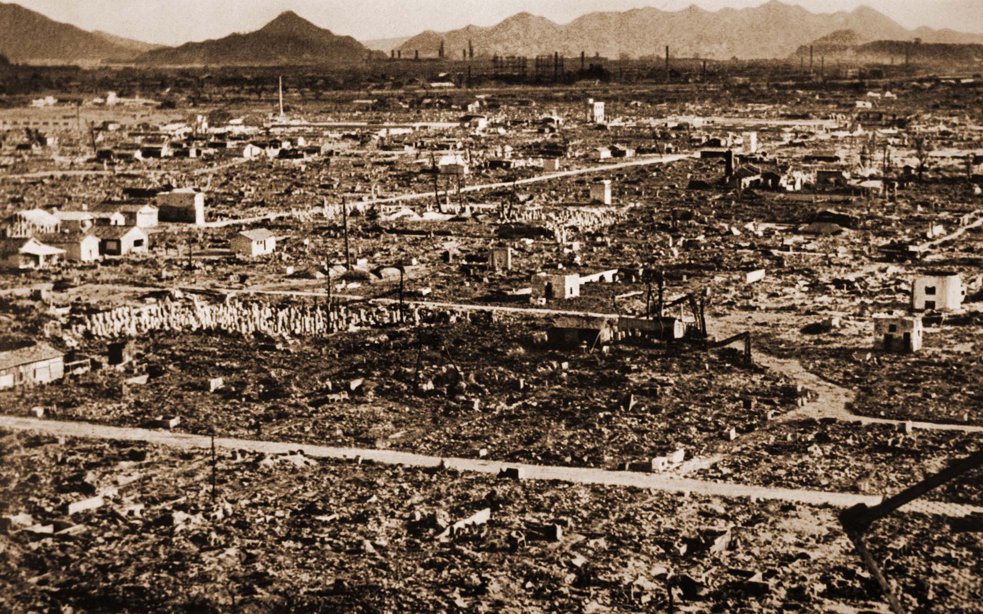Las ruinas de Hiroshima poco después de la explosión de la bomba Little Boy (Glasshouse Images/Shutterstock)