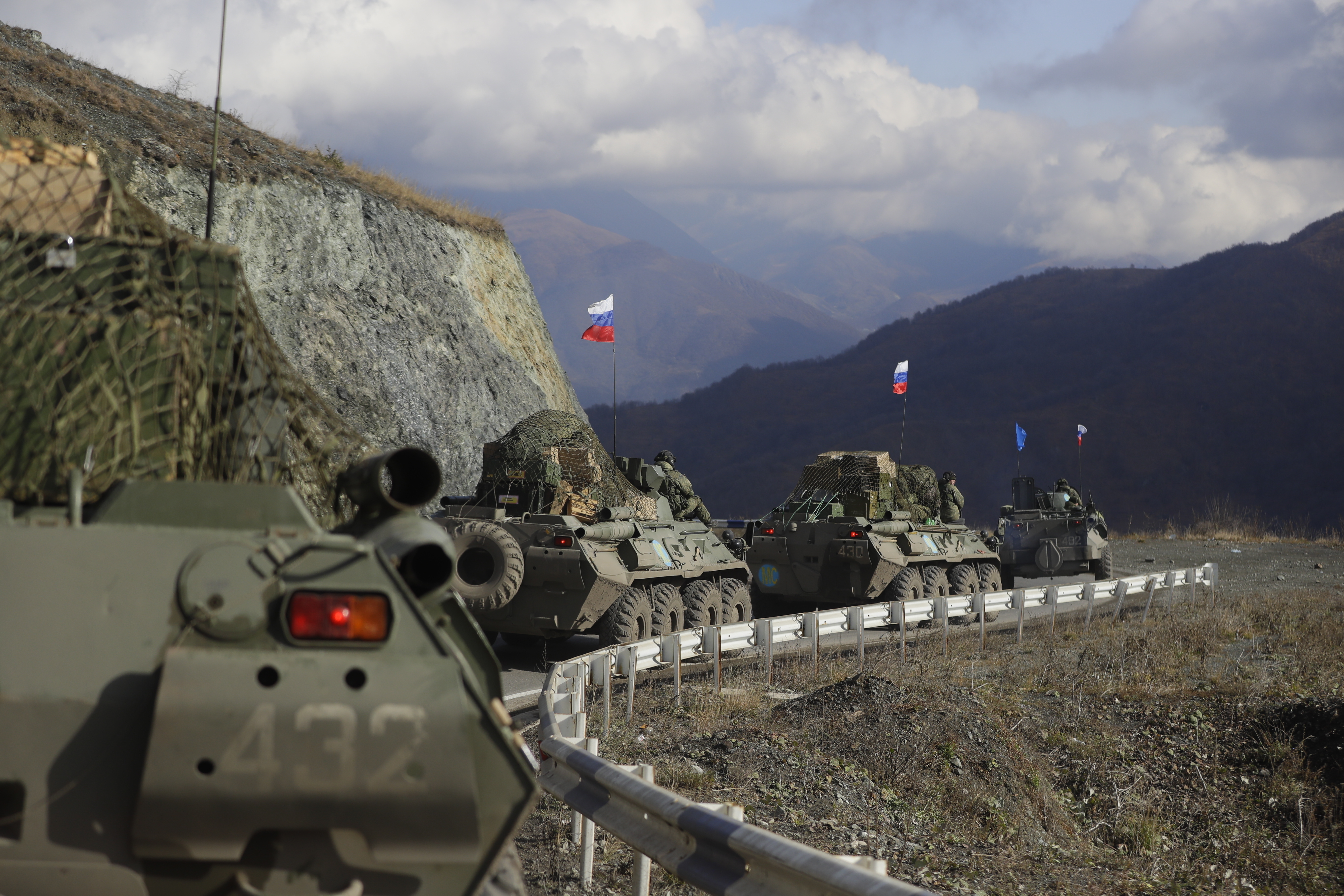 Vehículos militares rusos avanzan por una carretera en dirección de la región separatista de Nagorno Karabaj, el viernes 13 de noviembre de 2020, en Azerbaiyán. (AP Foto/Sergei Grit, archivo)