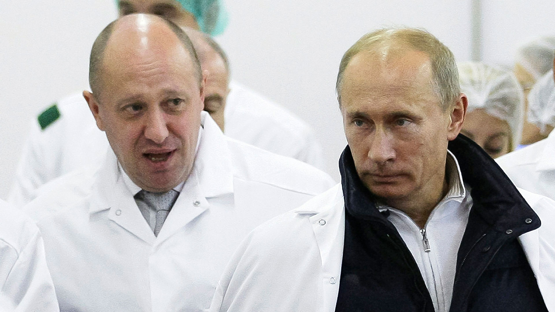 En esta foto de archivo del lunes 20 de septiembre de 2010, se ve al empresario Yevgeny Prigozhin y al presidente ruso Vladimir Putin (AP)