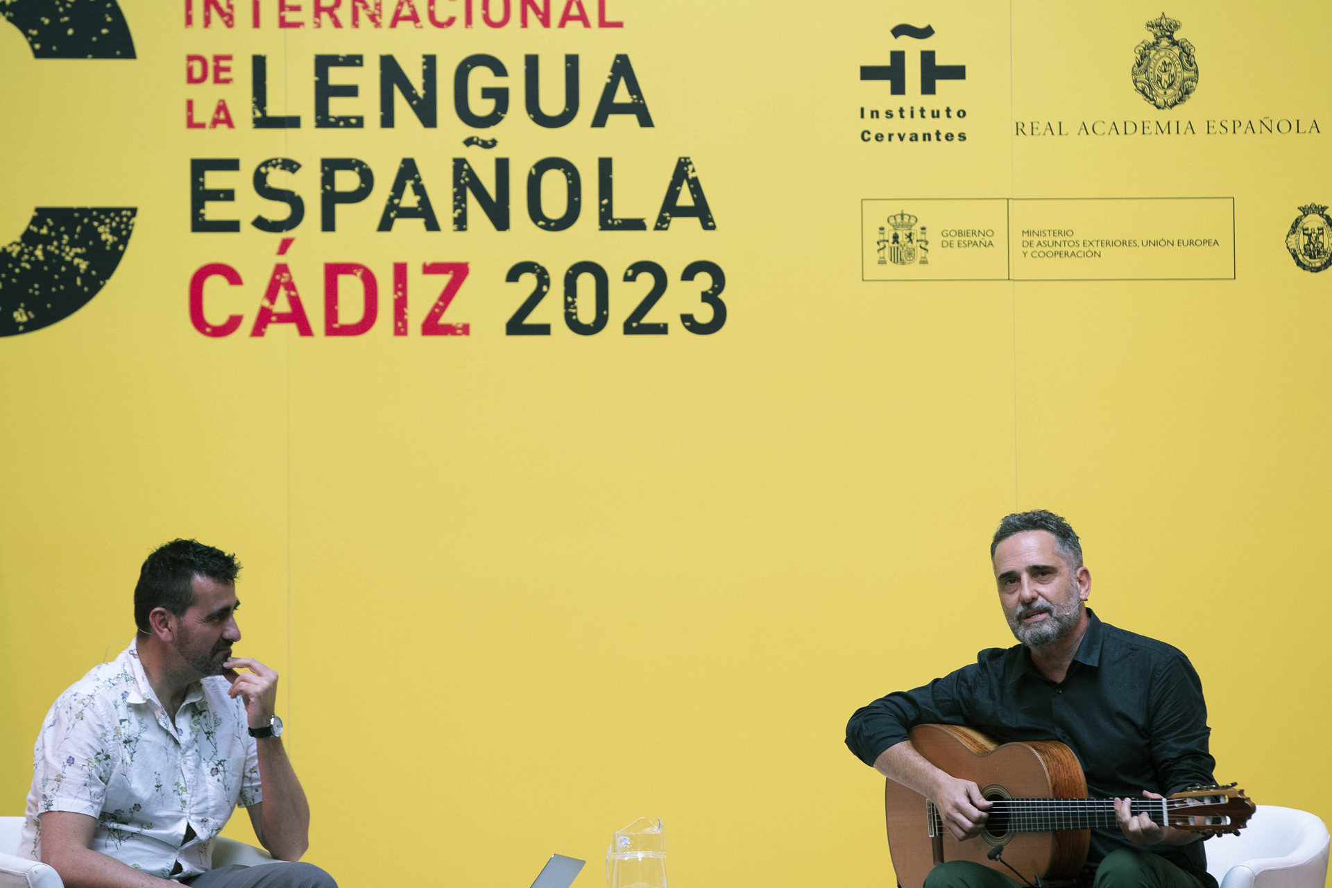En diálogo con el director teatral Ignacio García, el cantante uruguayo participó del Congreso de la Lengua que se celebra en la ciudad española de Cádiz (Foto: EFE/Jorge Zapata)