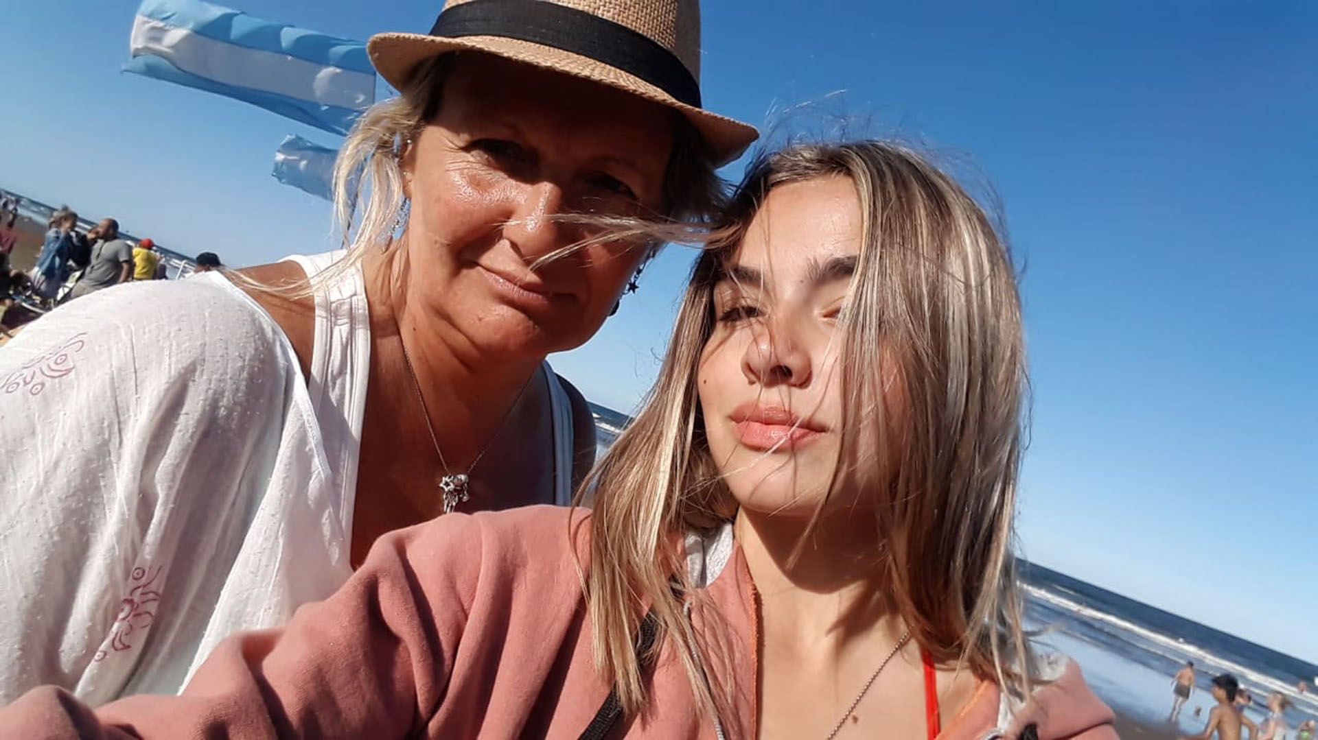 Viviana con su hija Pilar en Mar del Tuyú, donde más le gustaba pasar las vacaciones