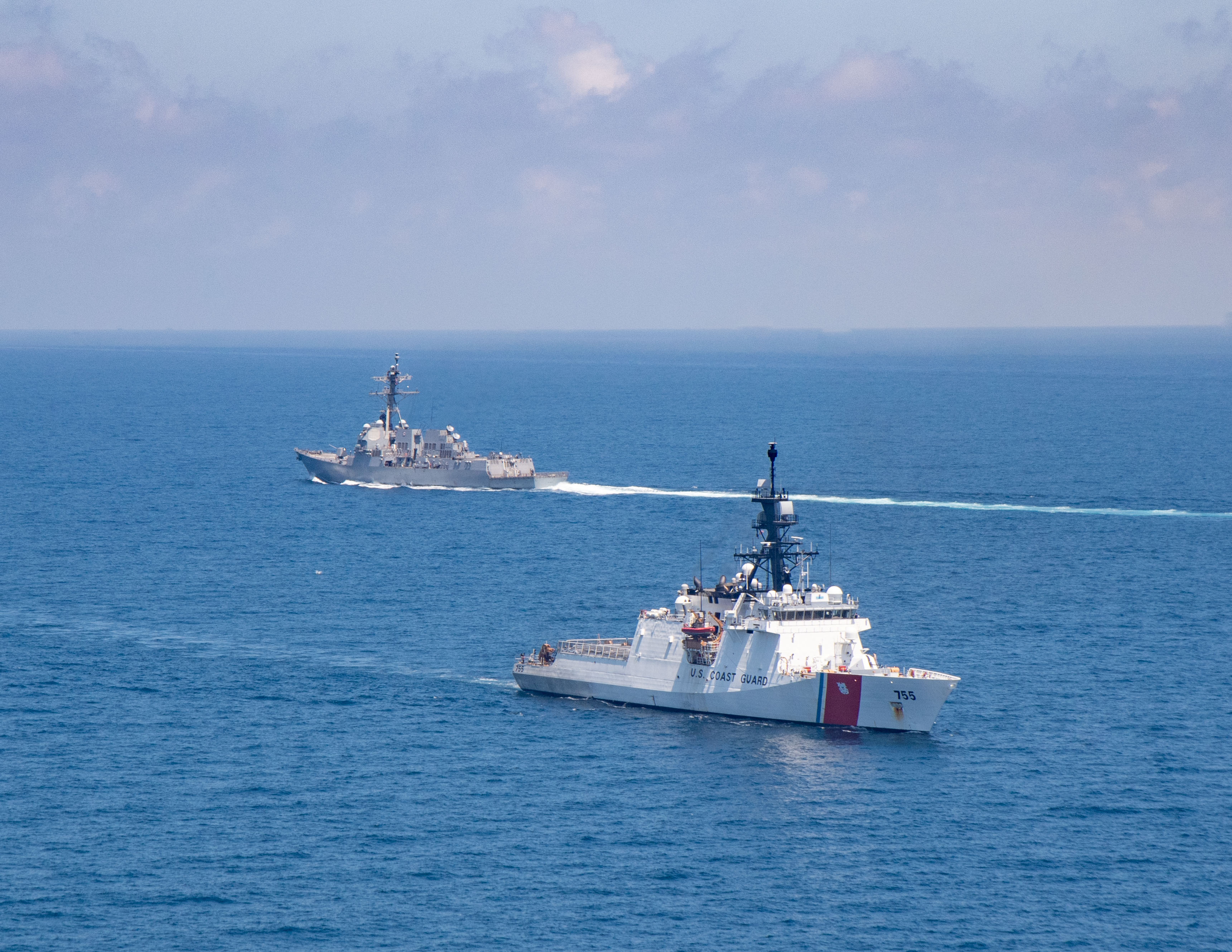 El destructor de misiles guiados de clase Arleigh Burke USS Kidd y el cúter de la Guardia Costera estadounidense Munro en el estrecho de Taiwán el 27 de agosto de 2021 (U.S. Navy/Handout via REUTERS)