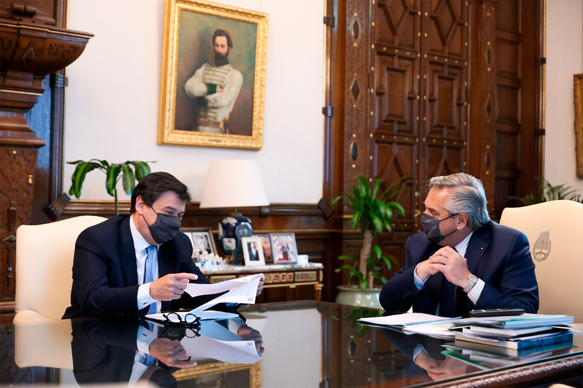 Alberto Fernández y el ministro de Trabajo, Claudio Moroni