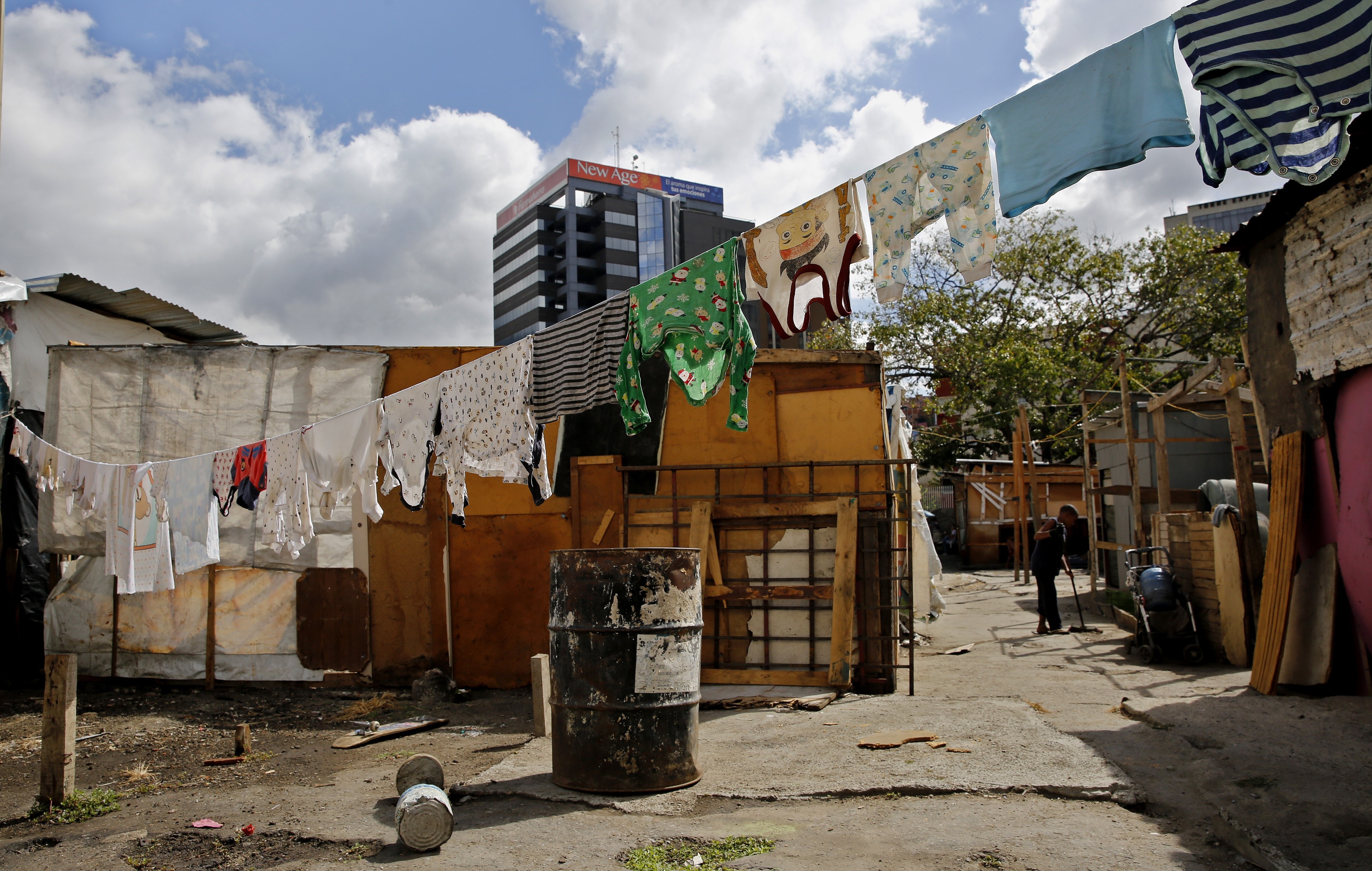 Fotografía del 26 de enero de 2019, de un tendedero de ropa de los habitantes de un estacionamiento al pie del popular barrio de Petare, en Caracas (Venezuela). EFE/Leonardo Muñoz/Archivo
