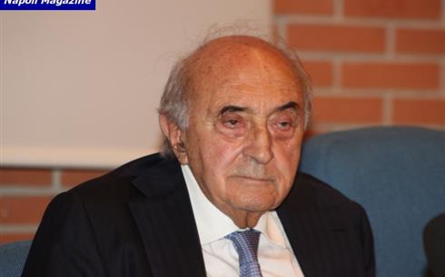 Corrado Ferlaino, el presidente del Napoli cuando Maradona llegó a ese club. En la conferencia de prensa de presentación echó a un periodista francés que le preguntó si la Camorra había aportado dinero para la contratación del astro