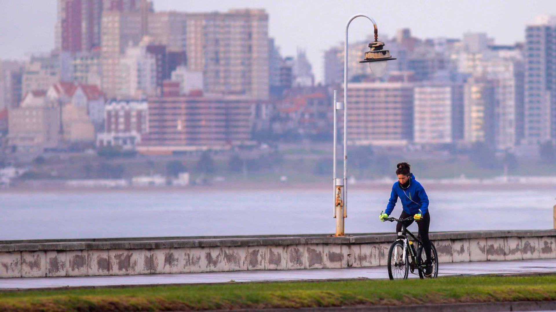 Con luz diurna, los deportes como ciclismo y running también fueron autorizados por la municipalidad de General Pueyrredón.(@munimardelplata)