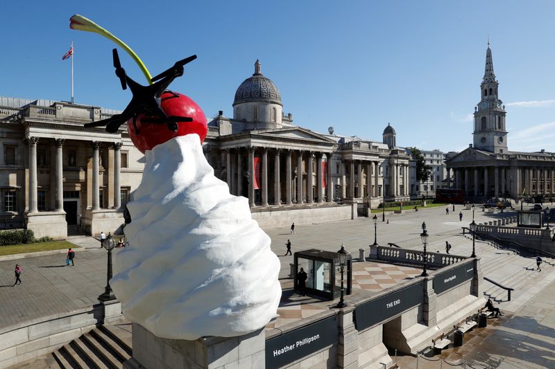 La escultura "THE END" de Heather Phillipson en el Cuarto Plinto de Trafalgar Square, en Londres, Gran Bretaña, 30 julio 2020.
REUTERS/John Sibley