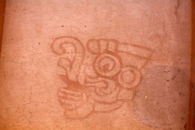 Primer plano de un glifo identificado como la representación del dios de la tormenta de Teotihuacán de perfil encontrado en el piso de la Plaza de los Glifos en La Ventilla, en las antiguas ruinas de Teotihuacán, México, 7 noviembre 2019.
REUTERS/Gustavo Graf