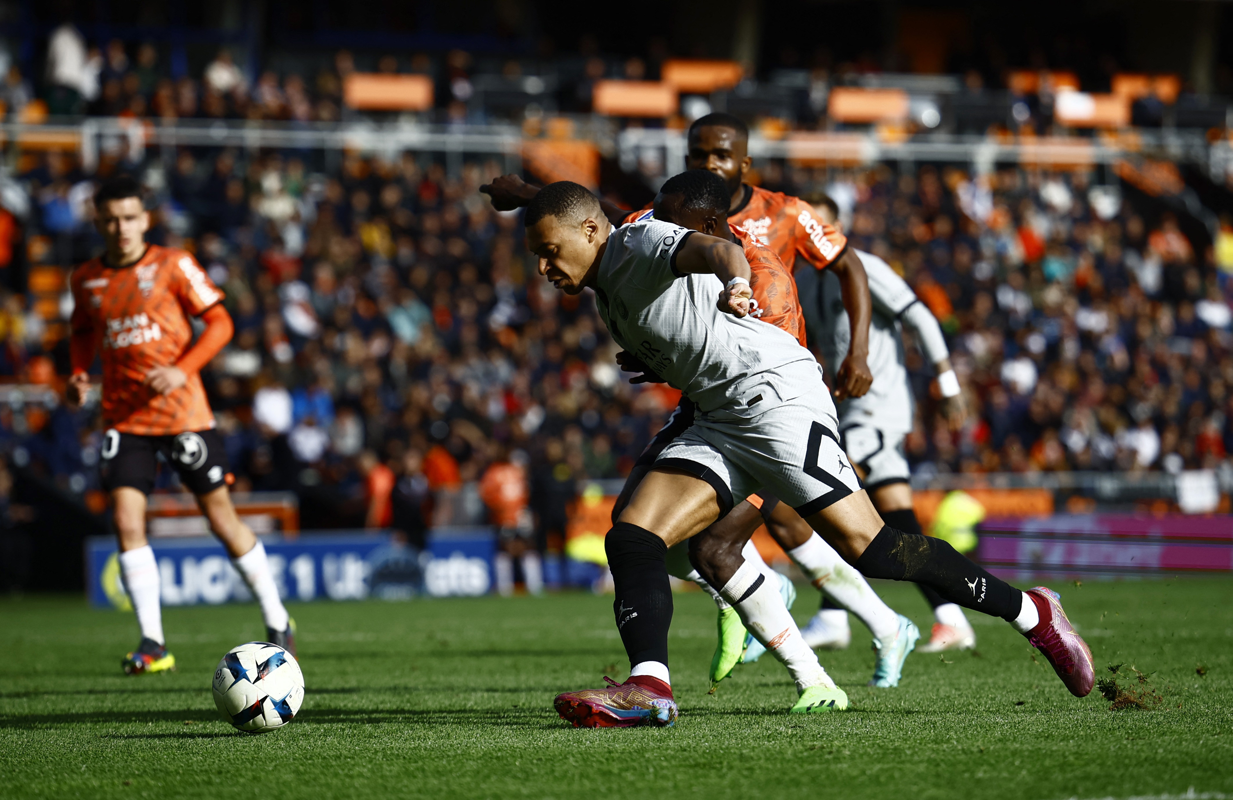 Mbappé tuvo que ser reemplazado cuando faltan cinco minutos para el final de Lorient-PSG (REUTERS/Stephane Mahe)