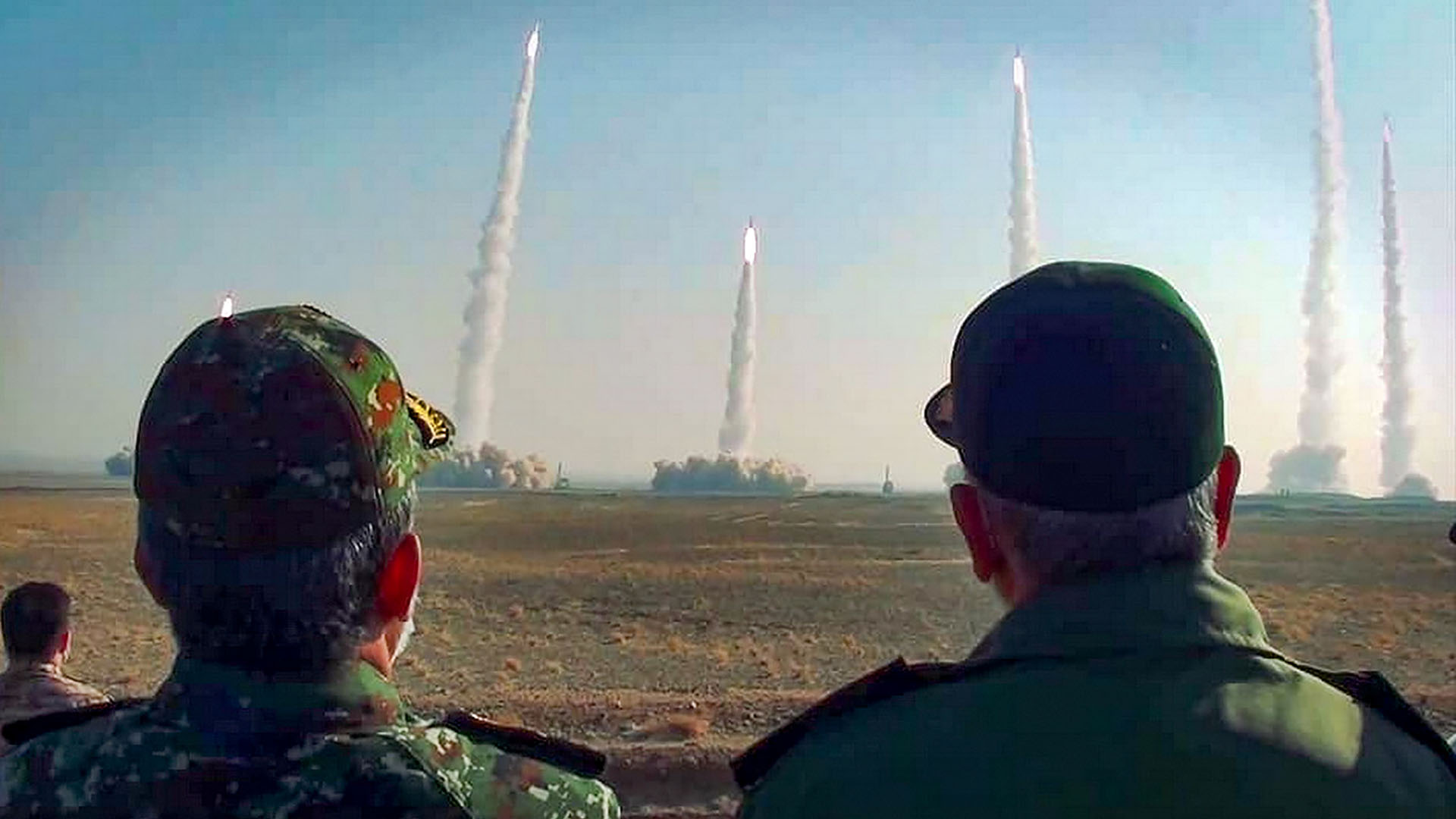 Esta foto de distribución proporcionada por el sitio web oficial del Cuerpo de la Guardia Revolucionaria de Irán (IRGC) a través de SEPAH News el 15 de enero de 2021, muestra al jefe del Cuerpo de la Guardia Revolucionaria de Irán, Hossein Salami (R), observando el lanzamiento de misiles durante un simulacro militar en un lugar desconocido del centro de Irán. (AFP)
