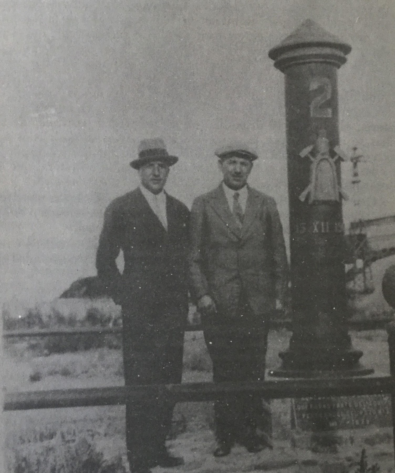 A la derecha, José Fuchs, acompañado por un periodista, junto al monumento conmemorativo que recuerda la histórica fecha del 13 de diciembre de 1907 (Foto Historia de YPF, Congreso Nacional)