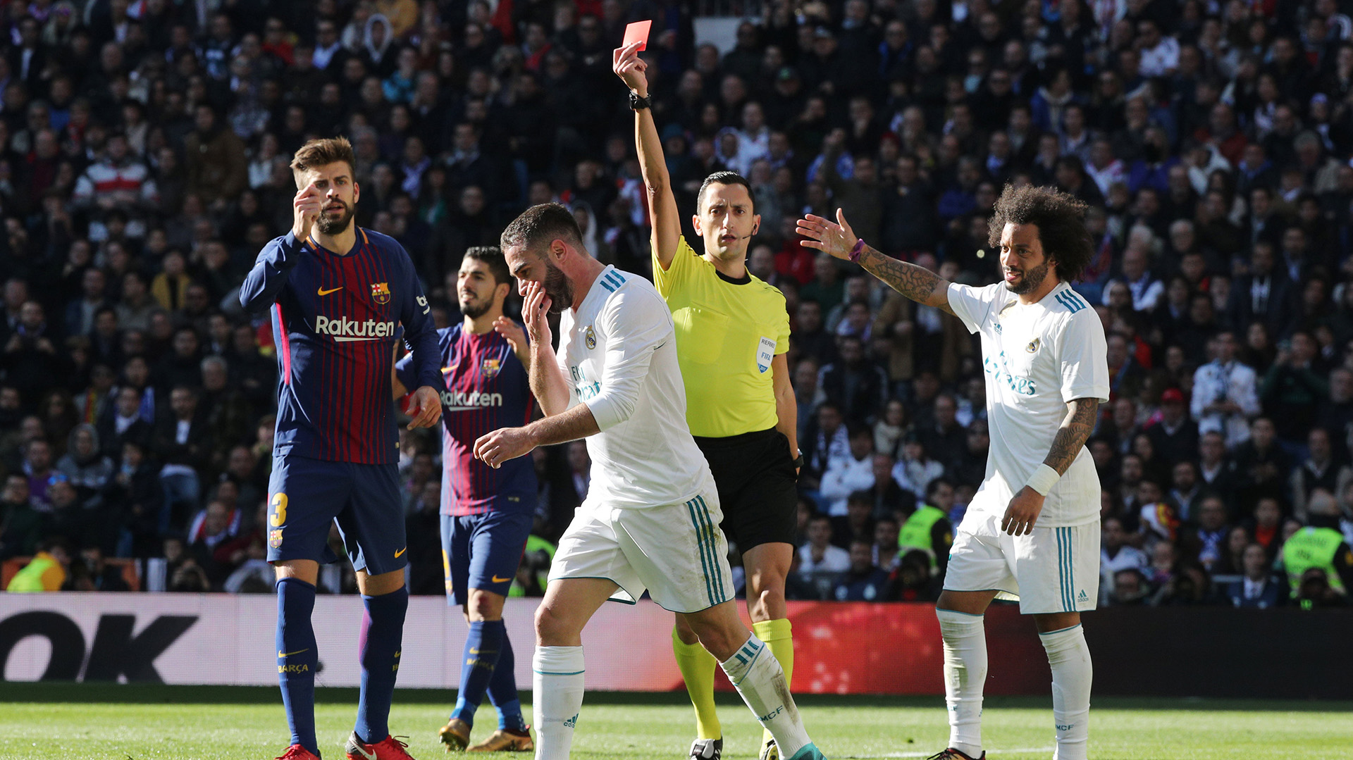 Dani Carvajal of Real Madrid receives the red from referee José Sánchez in a classic against Barcelona in 2017 (REUTERS / Sergio Pérez)