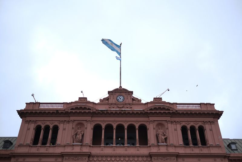 Una bandera argentina flamea sobre el palacio presidencial Casa Rosada en Buenos Aires