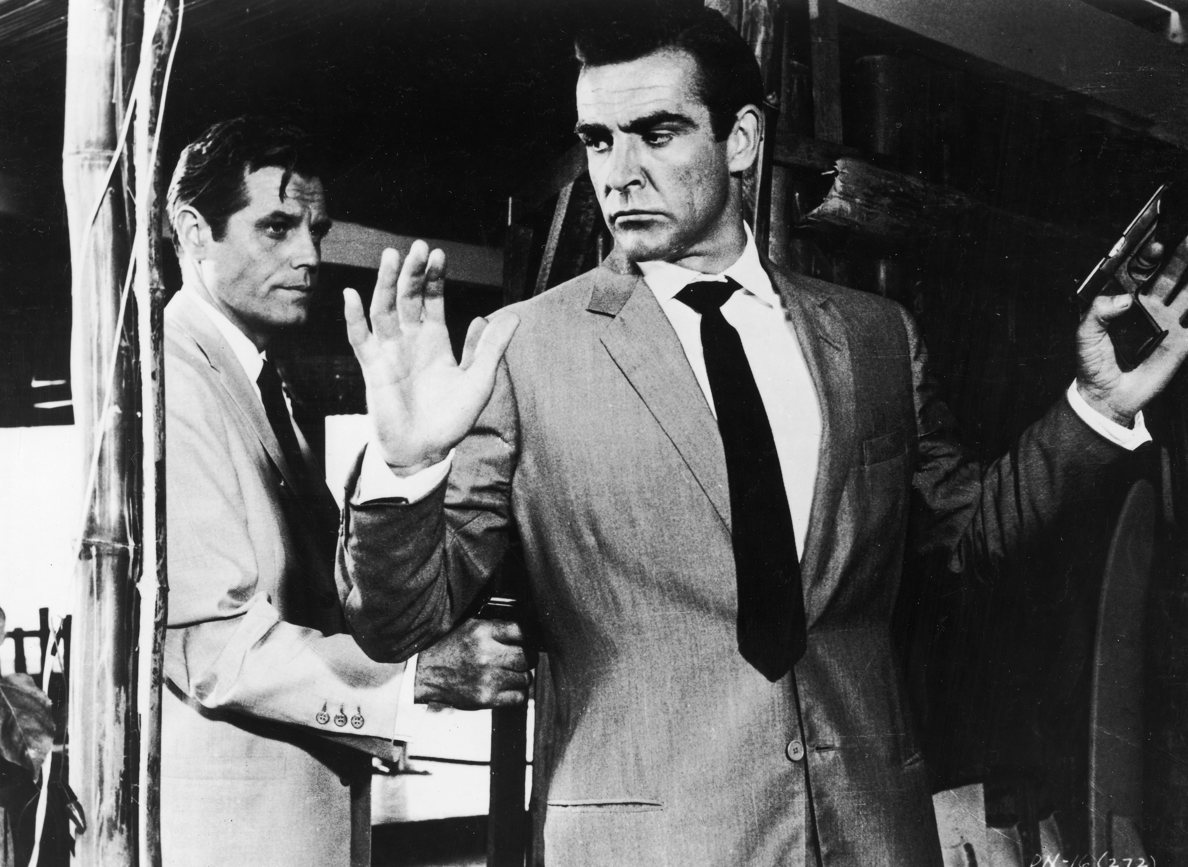 Una escena de Sean Connery interpretando al primer James Bond en 'Dr. No,'  bajo la dirección de Terence Young, en 1962. (Photo by United Artists/Courtesy of Getty Images) 