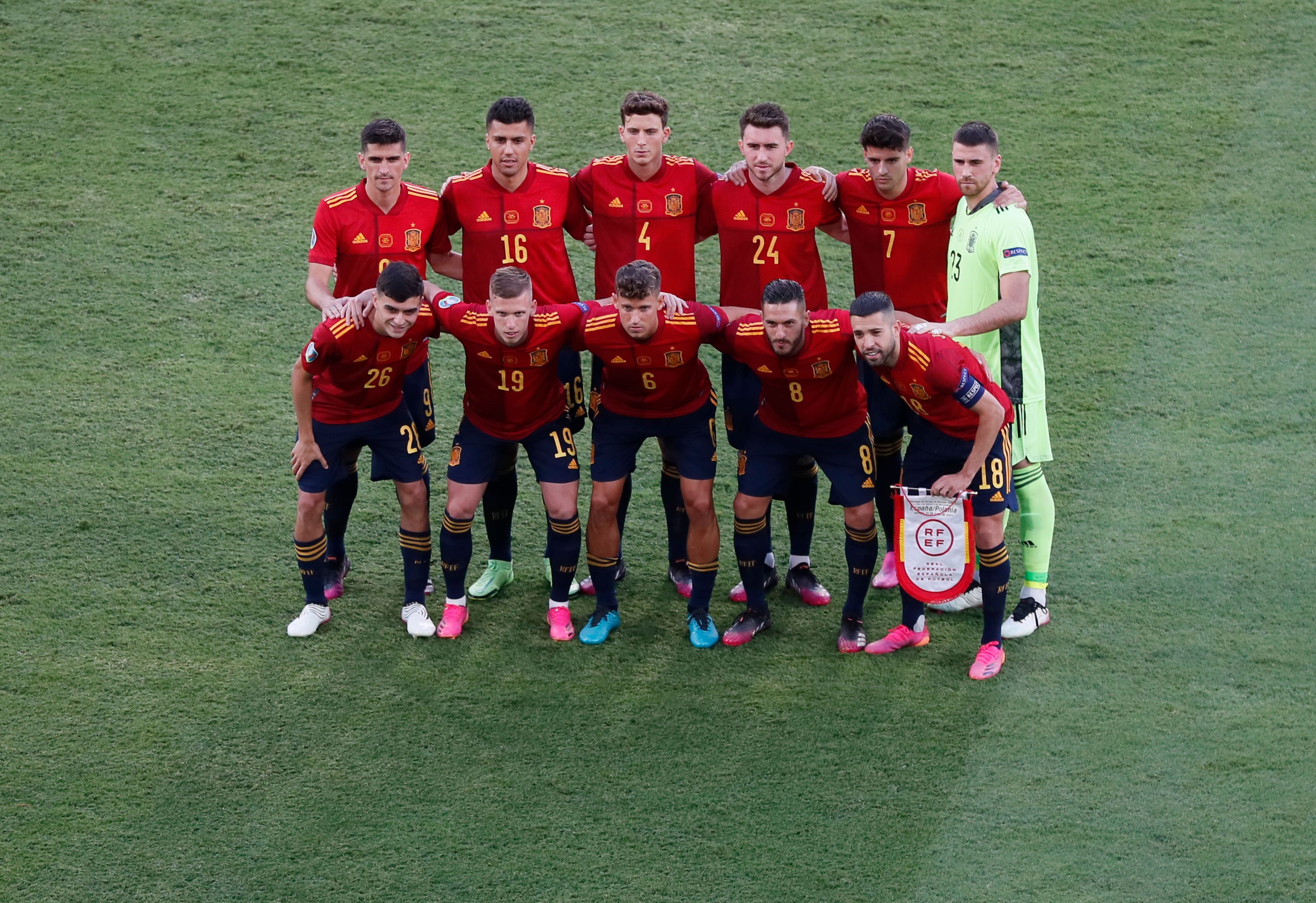 España ha empatado sus dos primeros partidos en la Eurocopa y puso en riesgo su clasificación (Foto: REUTERS)