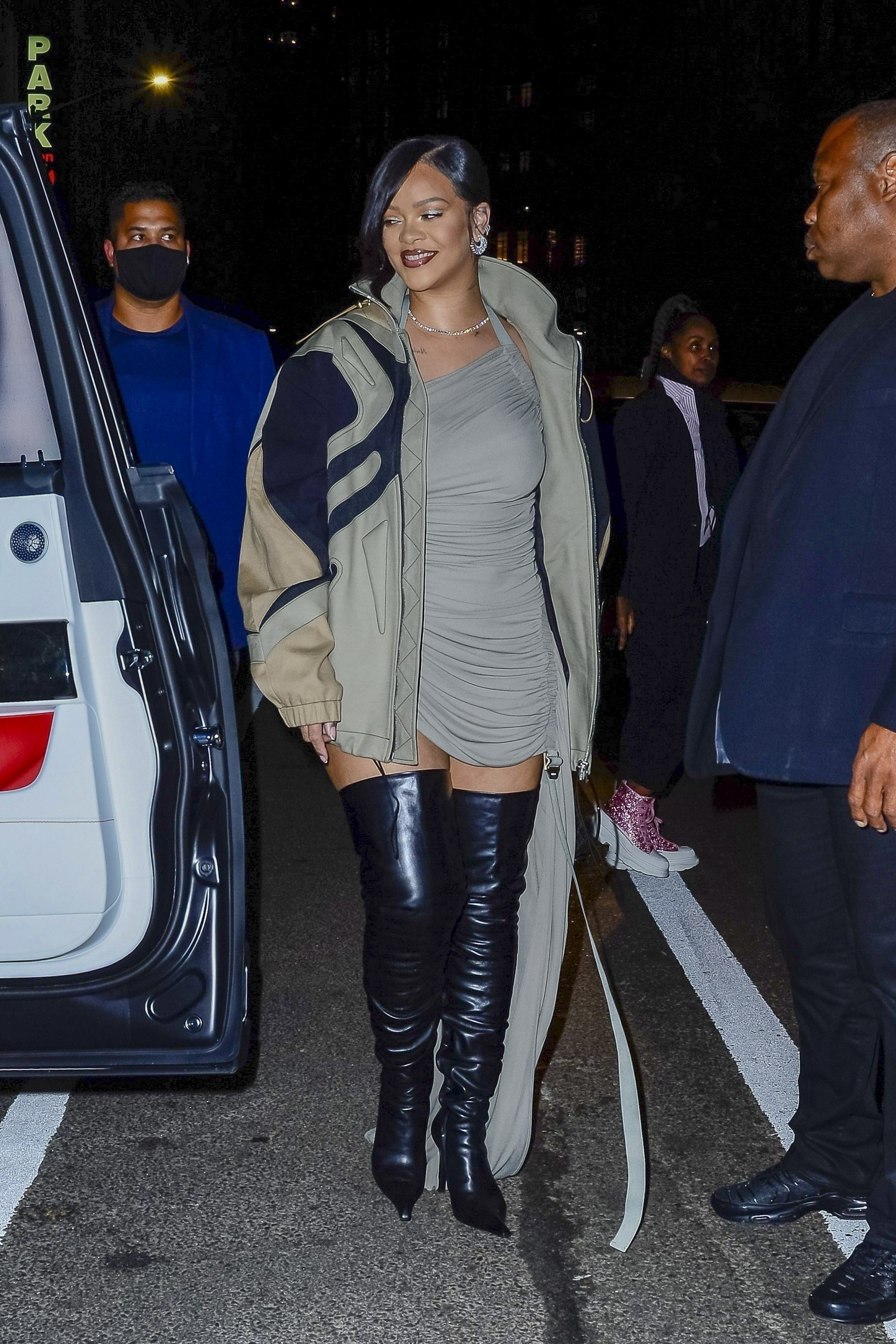 Rihanna, feliz de participar próximamente en el show del entretiempo del Super Bowl, paseó por las calles de Nueva York, usando botas bucaneras negras, un vestido corto gris al cuerpo y una campera oversize combinando ambos colores  (Foto: The Grosby Group)