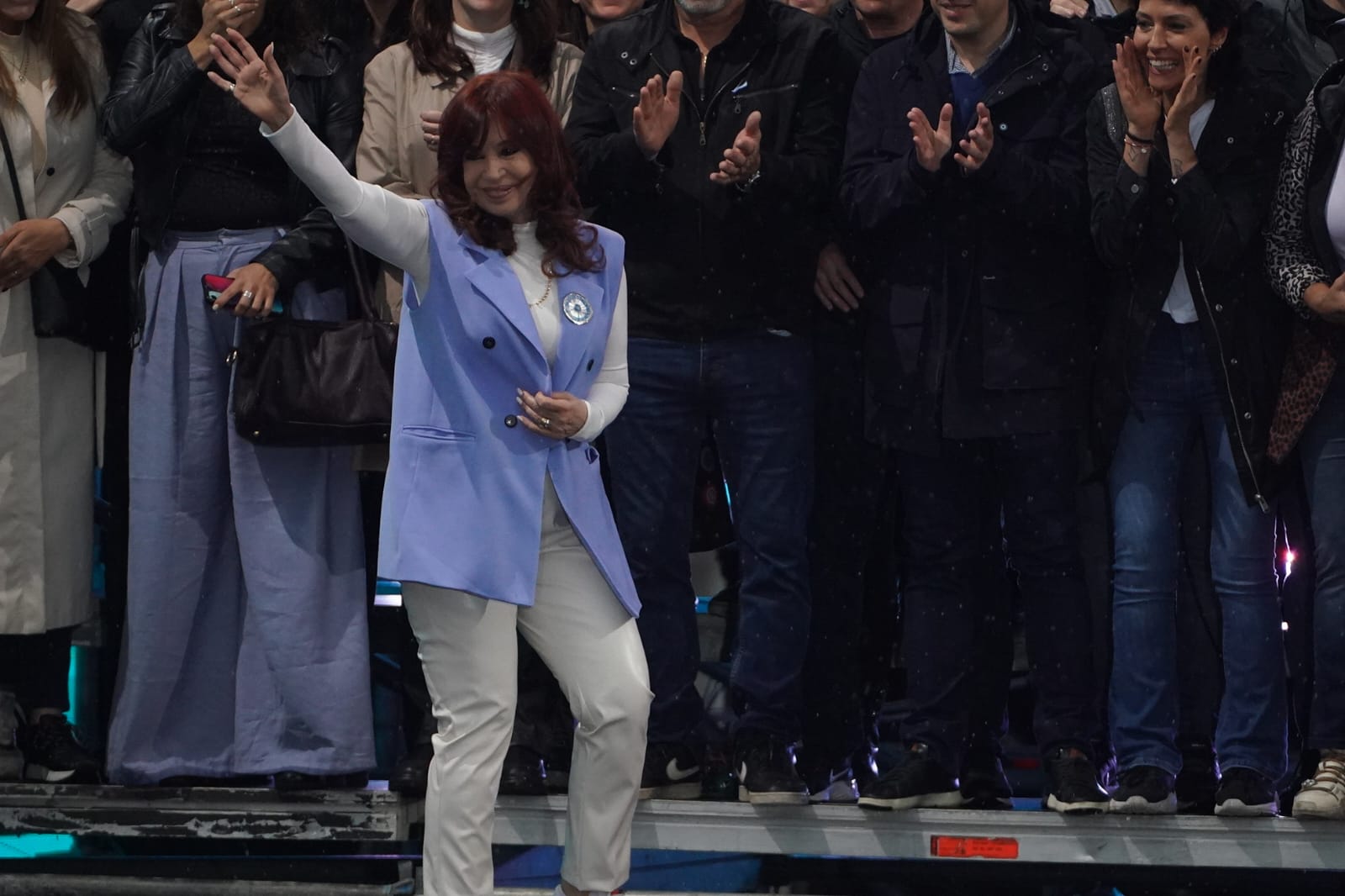 Cristina Kirchner al llegar al escenario (Fotos: Nicolás Stulberg, Adrián Escándar, Gustavo Gavotti y Franco Fafasuli)