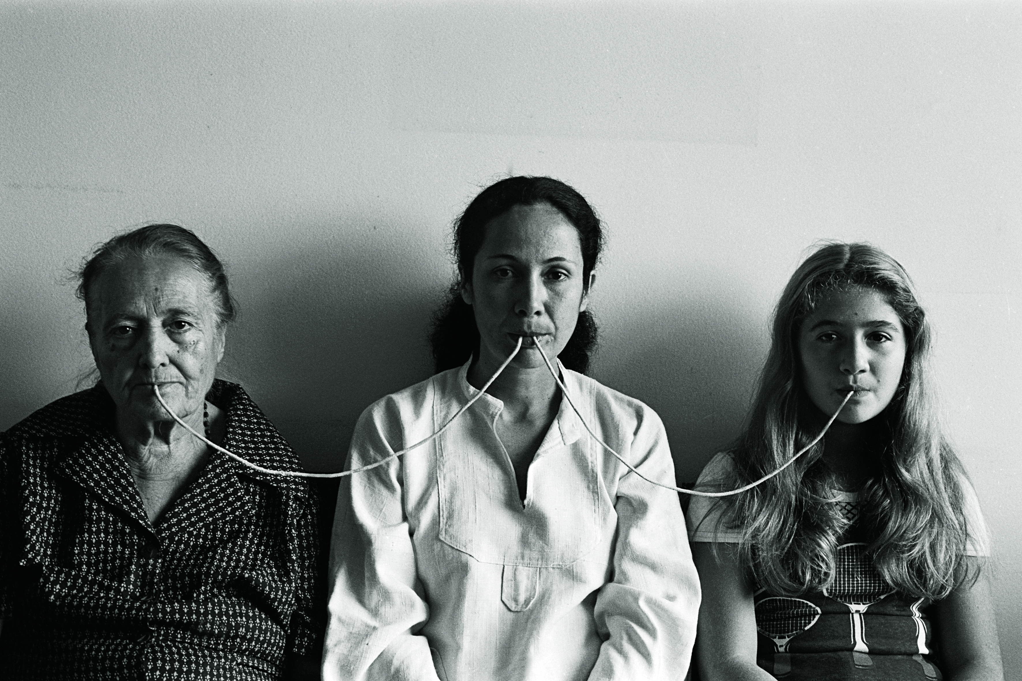 "Por un hilo", obra en la que artista, su madre y su hija sostienen un cordel por la boca