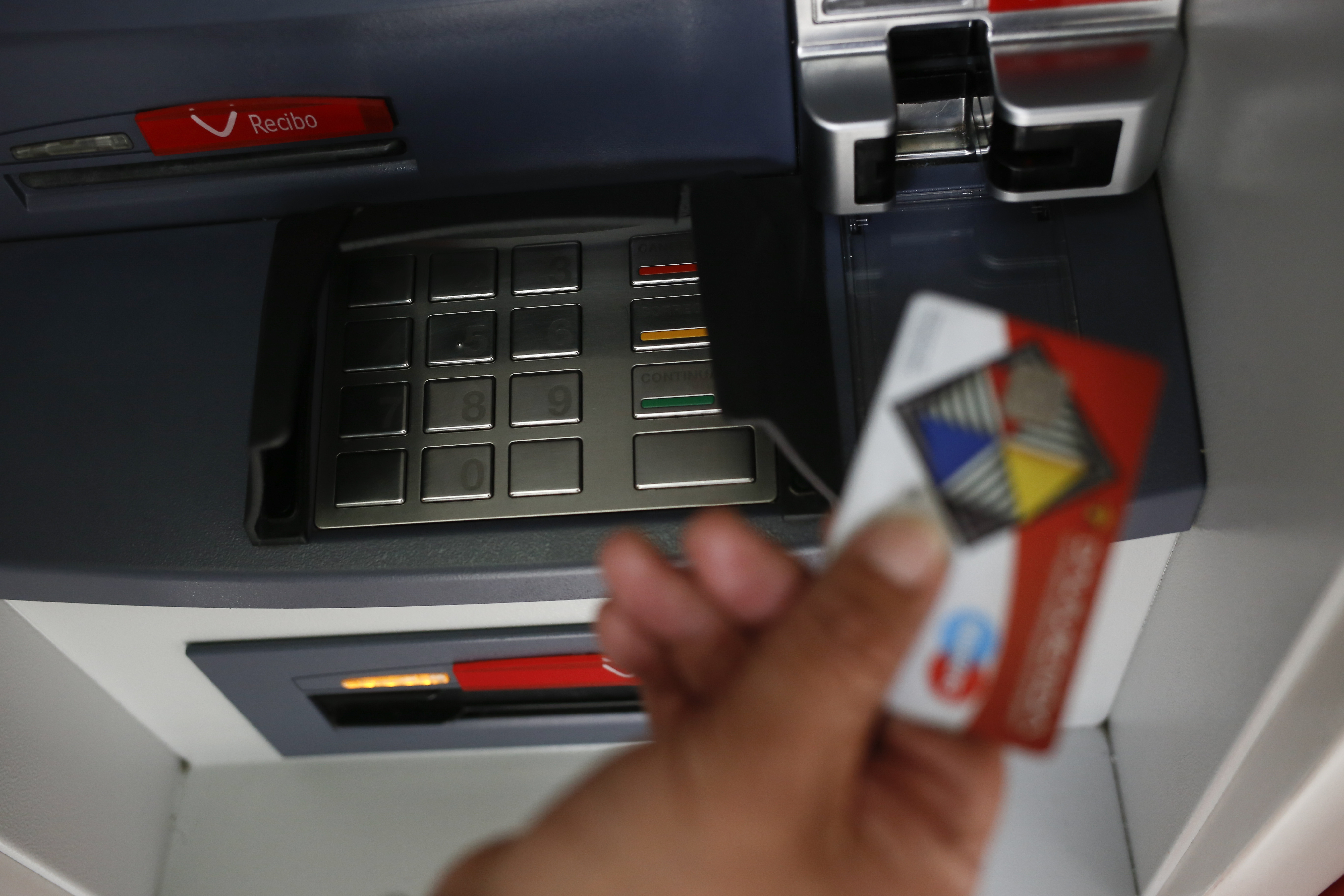 Los bancos tienen su propia red, las tarjetas tienen la suya, al igual que los cajeros automáticos, que en conjunto se integran para interoperar entre sí (Colprensa)