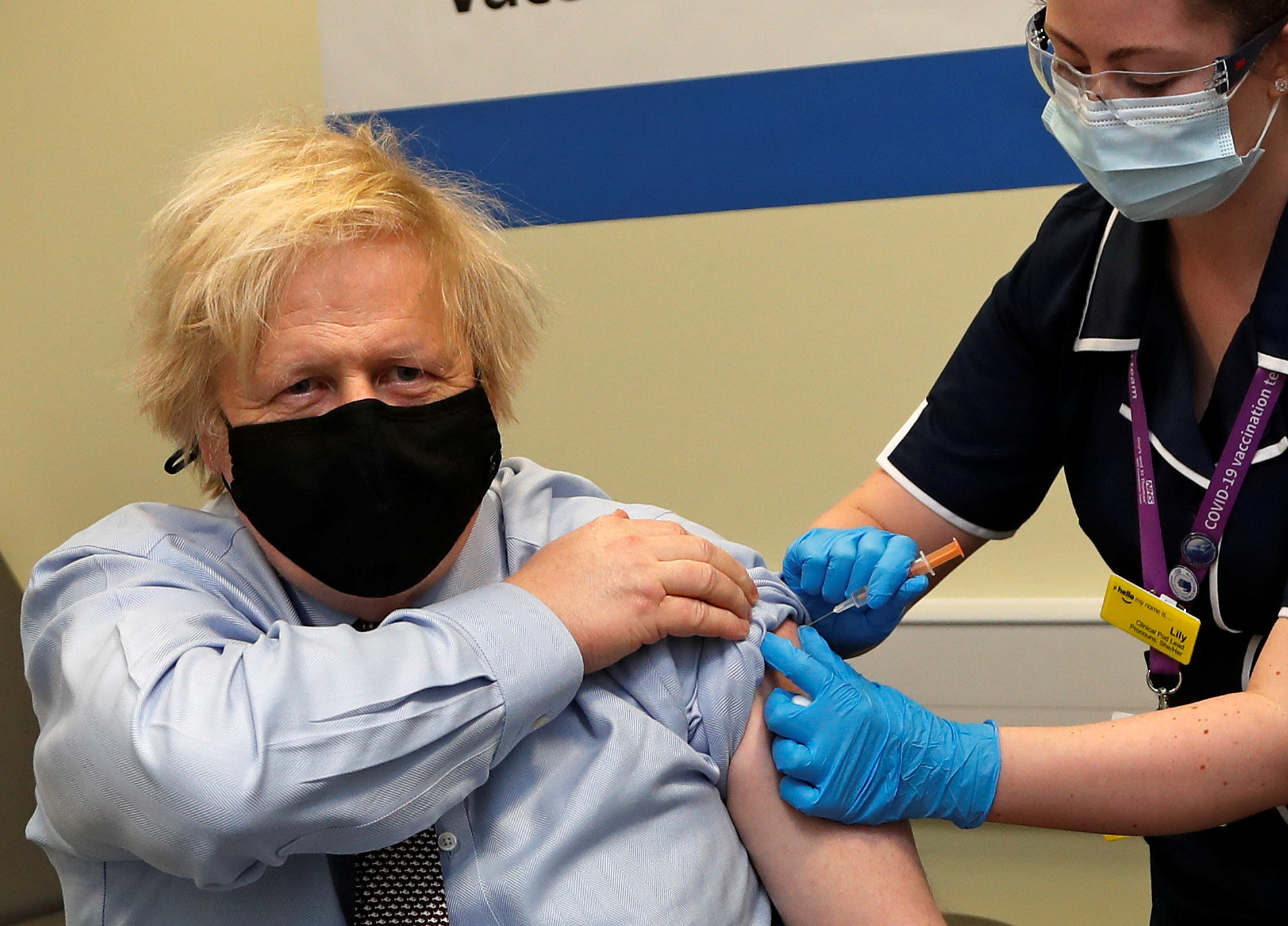 El premier británico Boris Johnson se vacunó con la fórmula para infundir confianza en la población (Reuters)