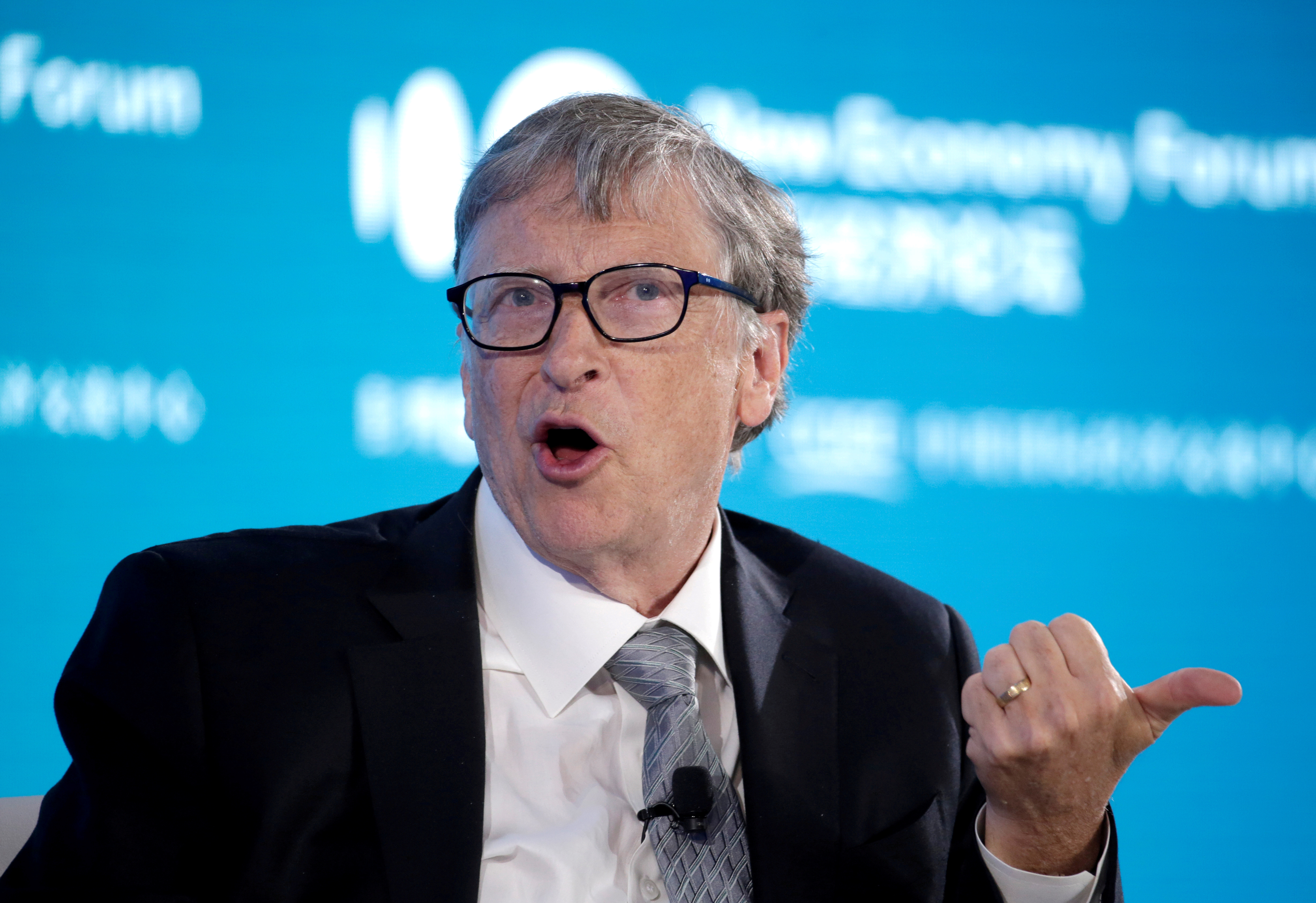Bill Gates, copresidente de la Fundación Bill y Melinda Gates, durante una conversación en el Foro de la Nueva Economía de 2019 en Beijing, China, el 21 de noviembre de 2019 (REUTERS/Jason Lee/archivo)
