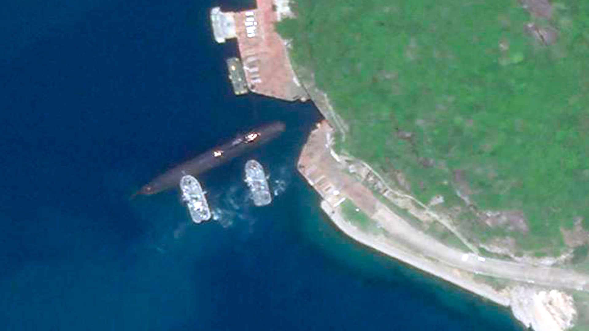 Imagen satelital de la Base Naval Yulin de la isla de Hainan. En ella puede verse un submarino nuclear ingresando en un túnel subterráneo (Planet Labs/ CNN)