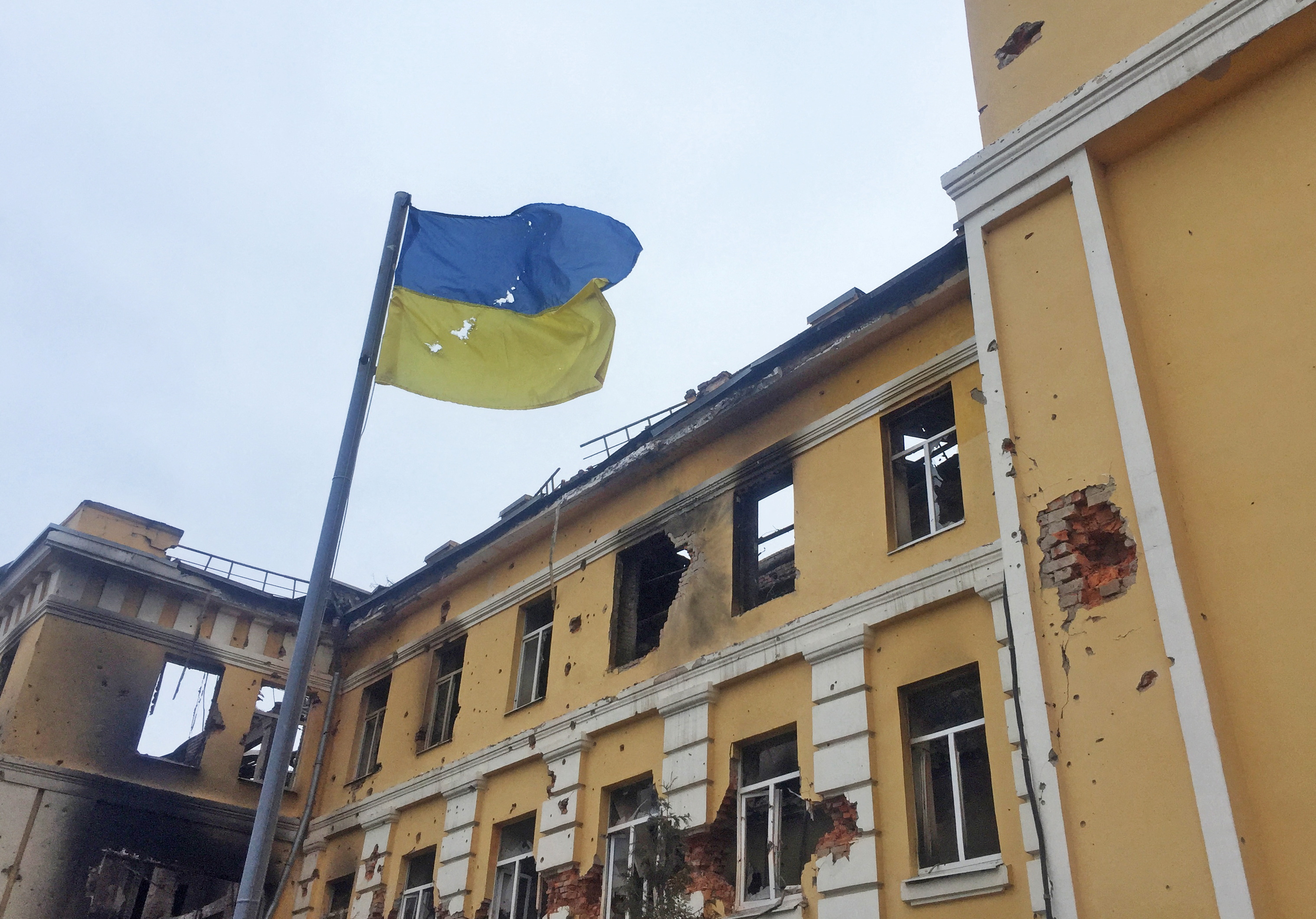 IMAGEN DE ARCHIVO: La bandera ucraniana en una escuela bombardeada en Kharkiv (REUTERS/Vitaliy Gnidyi)