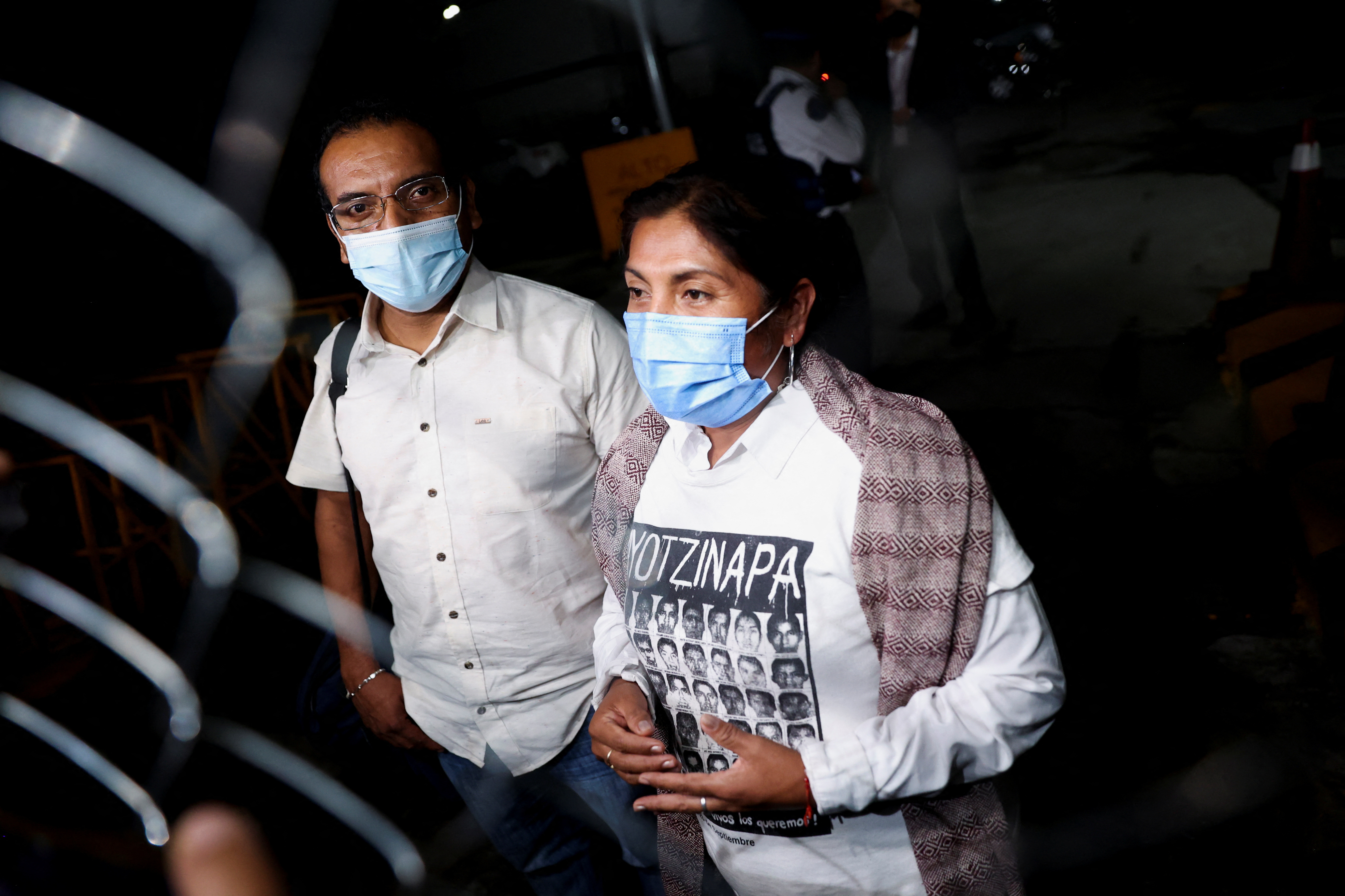 Familiares de los estudiantes desaparecidos acudieron al Reclusorio Norte para conocer los avances de la audiencia en la que Jesús Murillo Karam fue vinculado a proceso y se le dictó prisión preventiva el pasado 24 de agosto. Foto: REUTERS/Luis Cortes