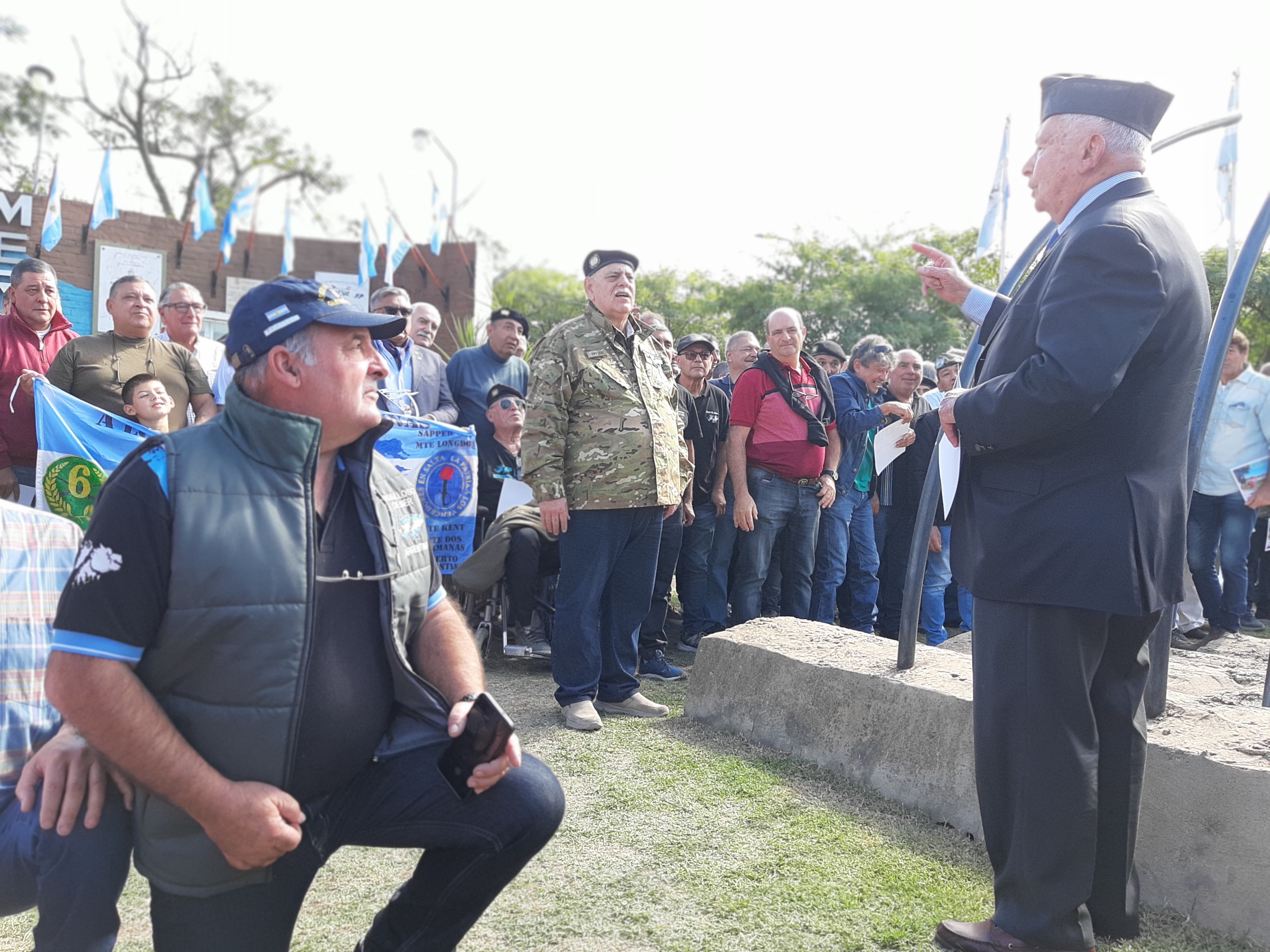 El viejo jefe junto a sus hombres. Jorge Halperín repitió el juramento a la bandera.