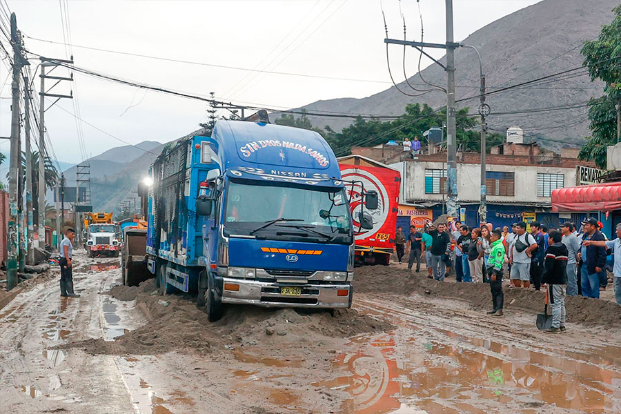 Los vehículos de gran tamaño también se vieron afectados al no poder circular por el paso del huaico en Chaclacayo. (Andina)