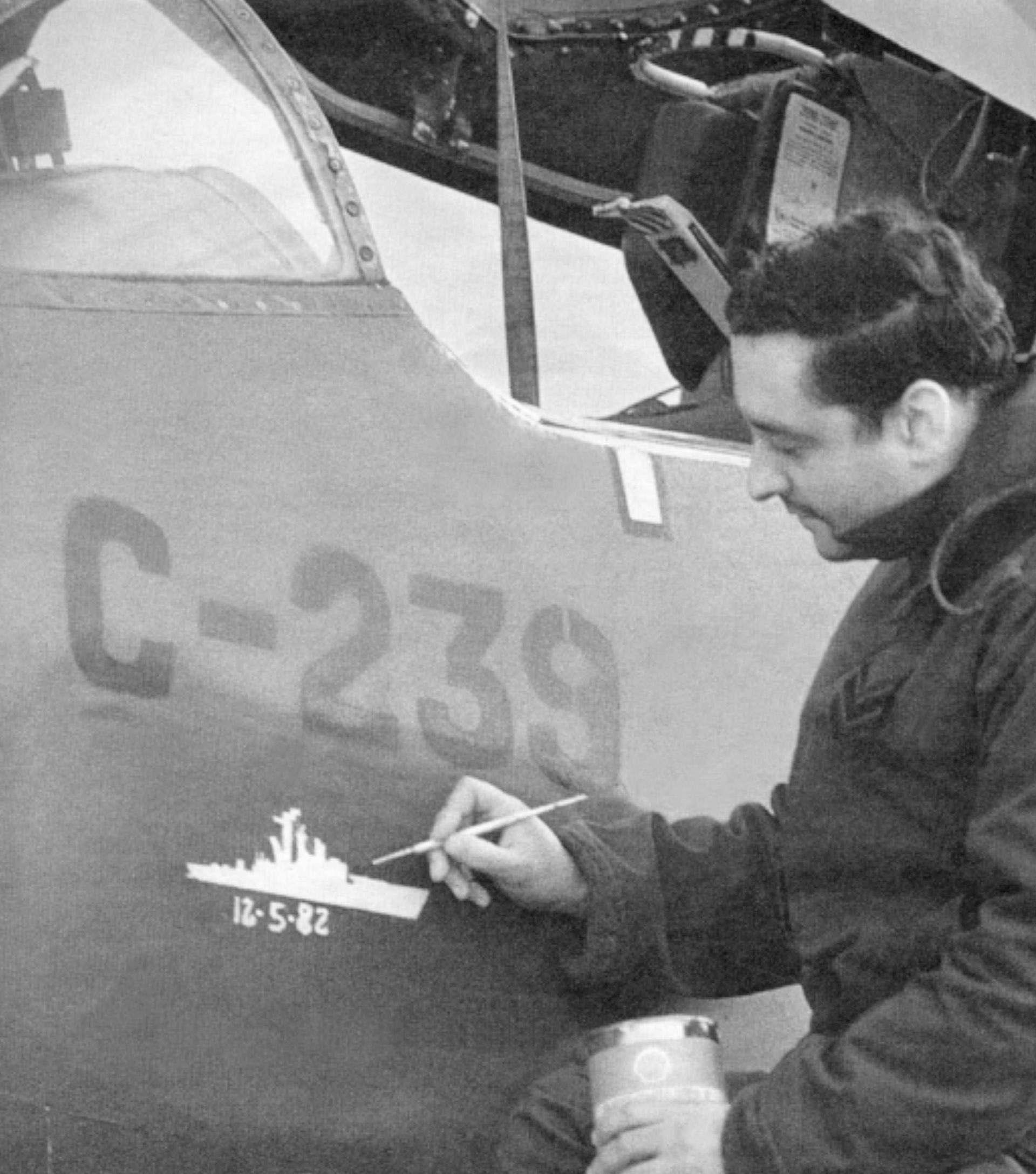 A la vieja usanza de los pilotos de la Segunda Guerra Mundial, un suboficial pinta en el costado del A4B C-239 la silueta de la fragata Brilliant, atacada el 12 de mayo de 1982 (Foto: Fuerza Aérea Argentina)