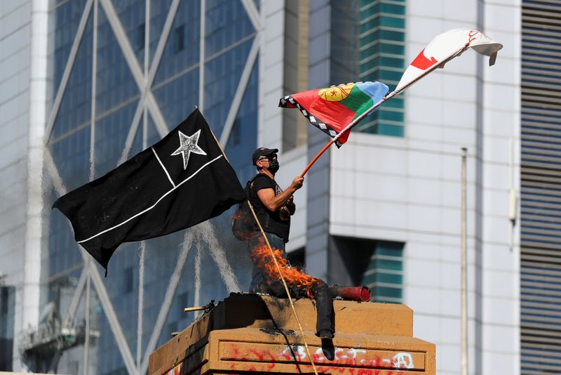Protestas marcan segundo aniversario de estallido social en Chile - Infobae