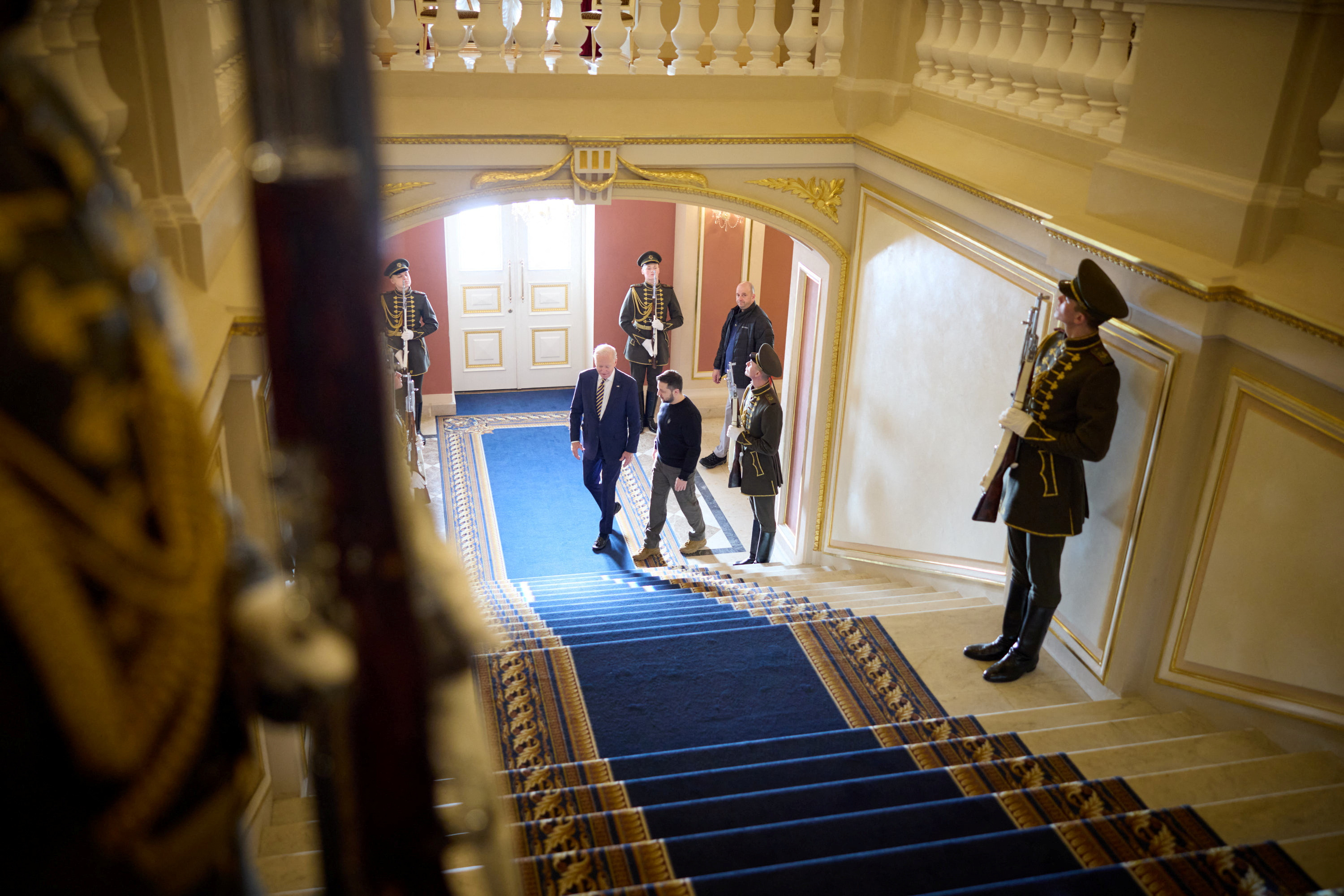 Zelensky junto a Biden recorriendo el palacio de Gobierno.