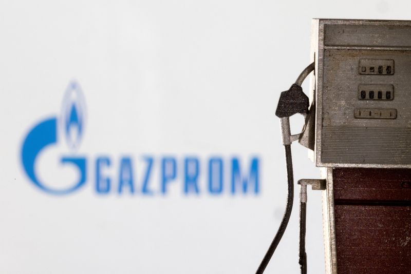 FOTO DE ARCHIVO: Un modelo de bomba de gasolina ante el logotipo de Gazprom en esta ilustración tomada el 25 de marzo de 2022. REUTERS/Dado Ruvic