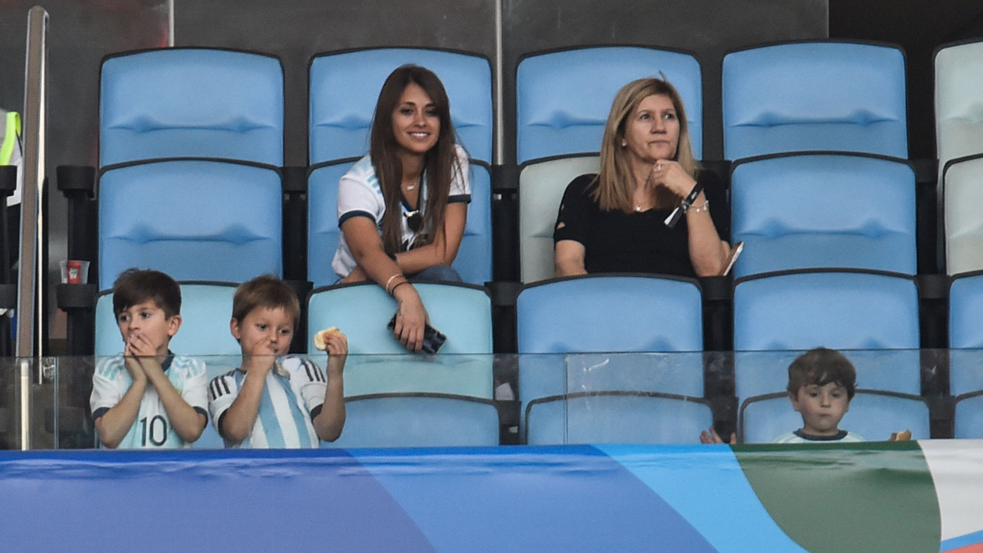 Antonela Roccuzzo junto a Celia, la mamá de Lionel Messi, y sus hijos observando a la Selección