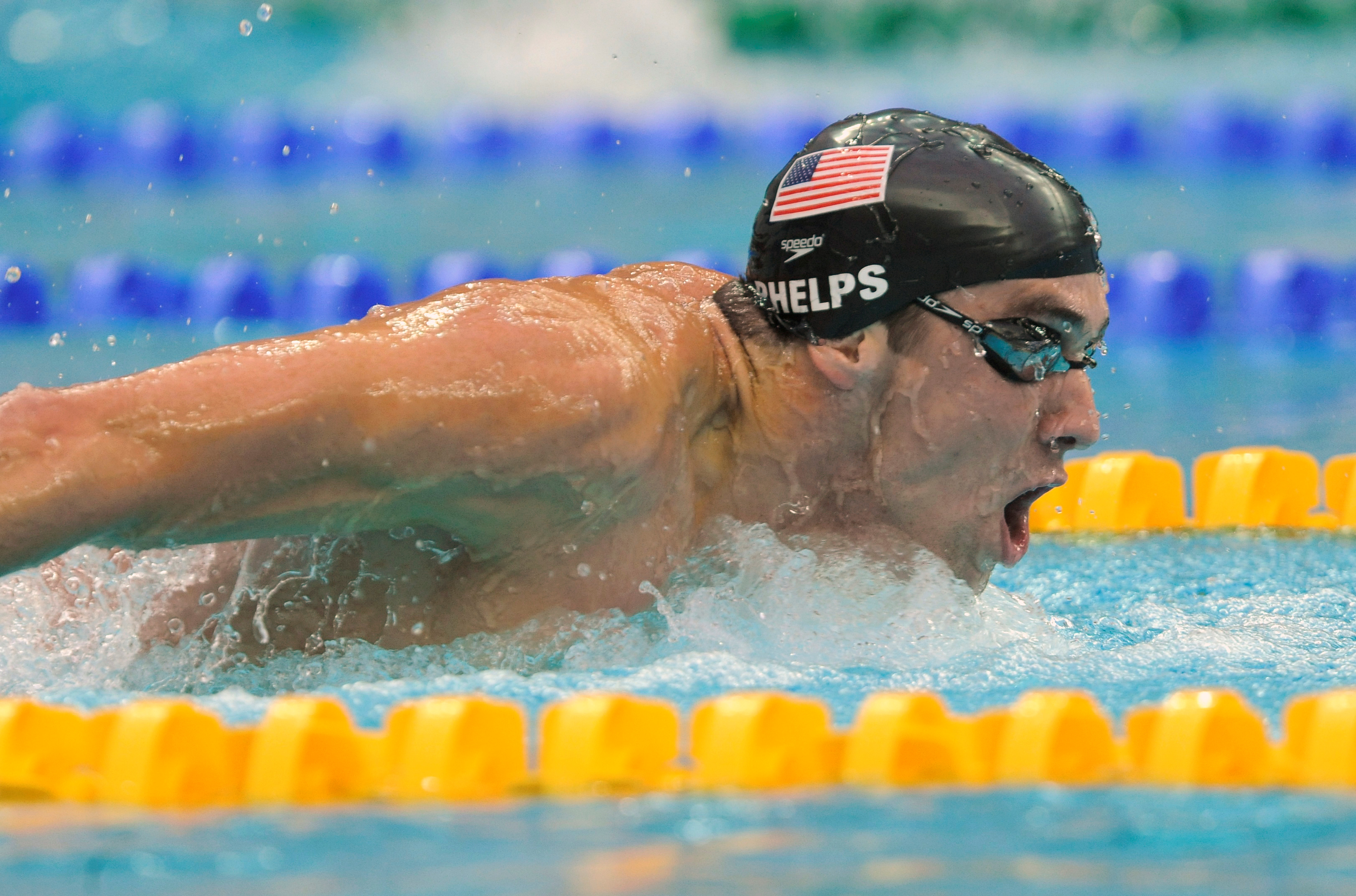 FOTO DE ARCHIVO: Michael Phelps, de los Estados Unidos, compite en su final masculina de natación mariposa de 200 metros en el Centro Acuático Nacional durante los Juegos Olímpicos de Beijing 2008, el 13 de agosto de 2008. Phelps ganó el oro y estableció un nuevo récord mundial. REUTERS/Kai Pfaffenbach (CHINA) /Foto de archivo