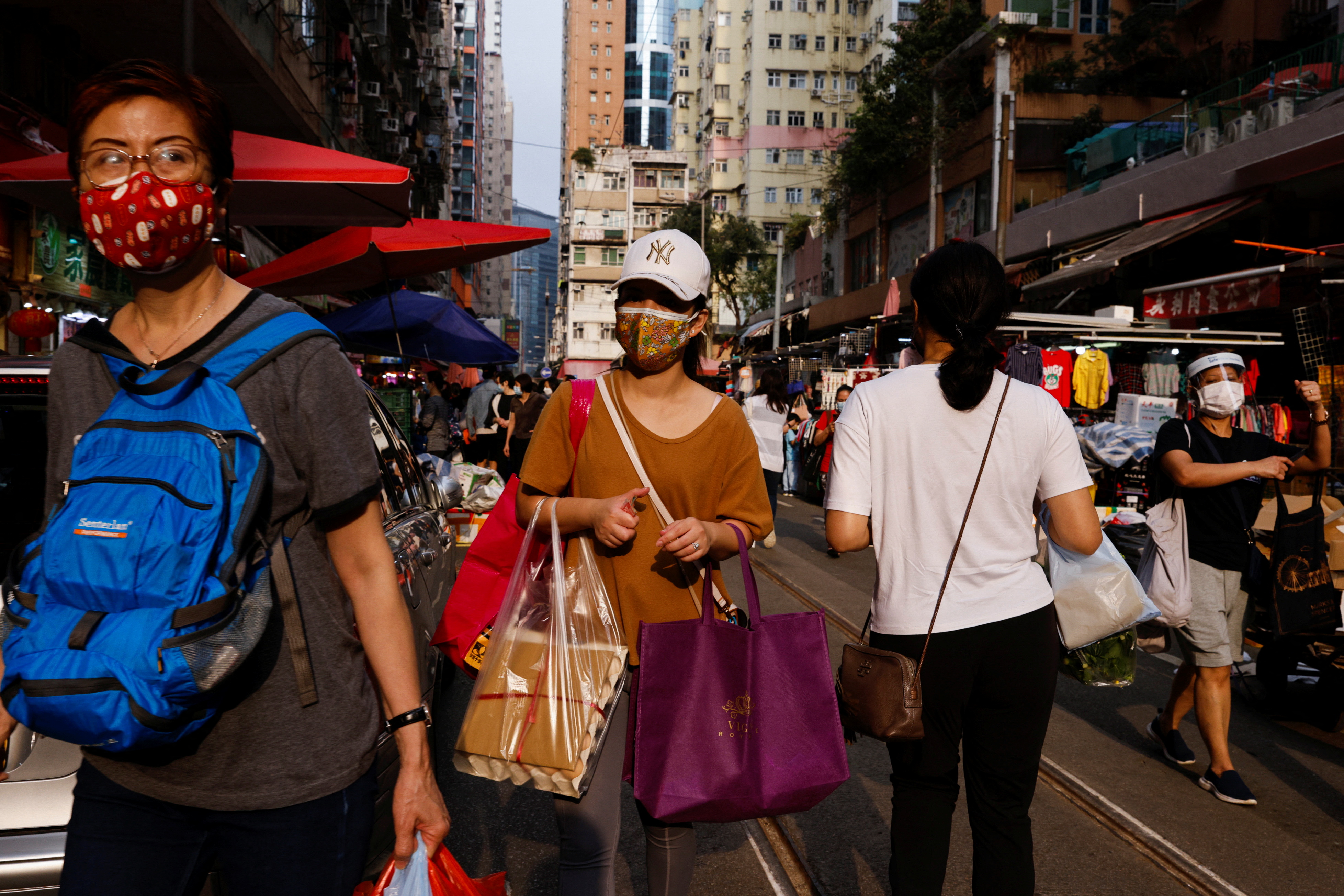 Personas con mascarillas compran en un mercado húmedo durante la pandemia de coronavirus (COVID-19) en Hong Kong, China, el 16 de marzo de 2022. REUTERS/Tyrone Siu/Archivo