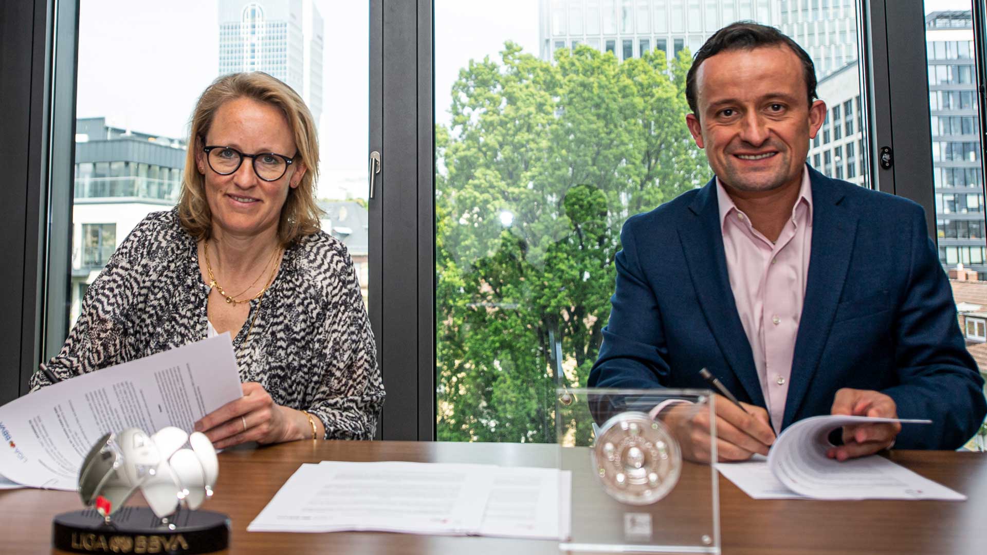 Donata Hopfen, Geschäftsführerin der DFL, und Mikel Arriola, Präsident der Liga MX.@LigaBBVAMX
